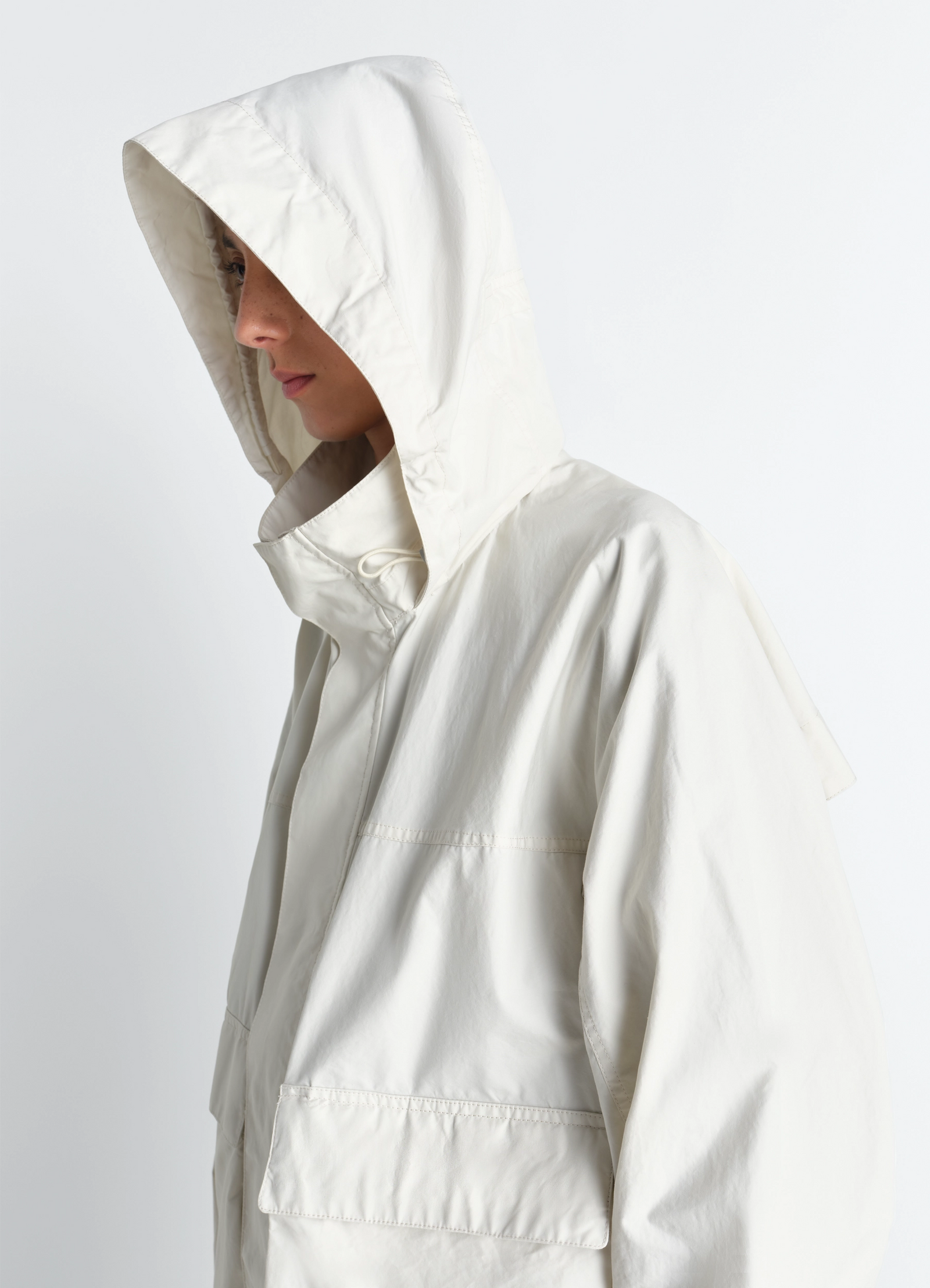 Short rain parka in ventile® cotton, model shot, left close-up view hooded side profile