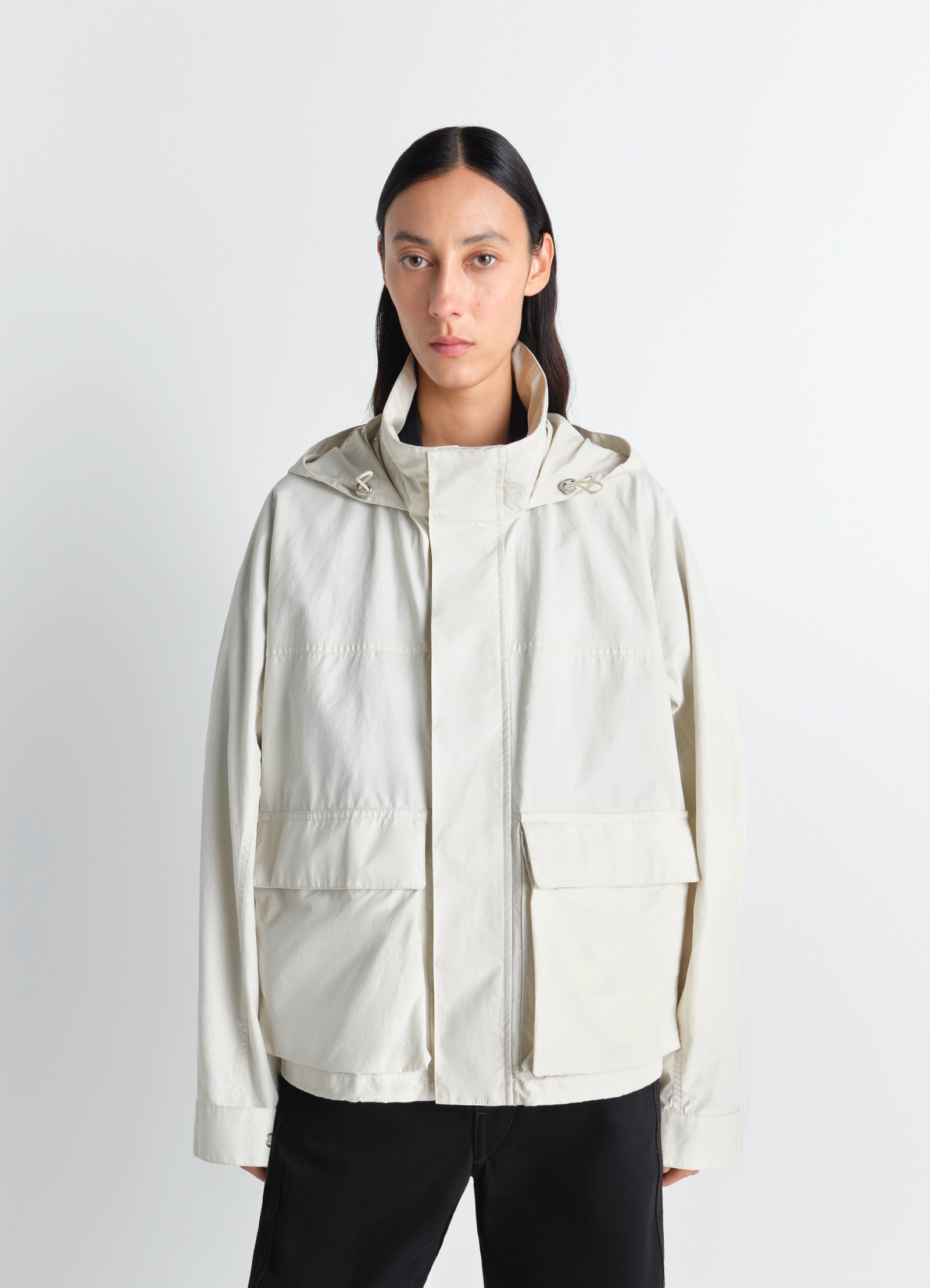 Short rain parka in ventile® cotton, model shot, straight front view drawstring hood, oversized fit
