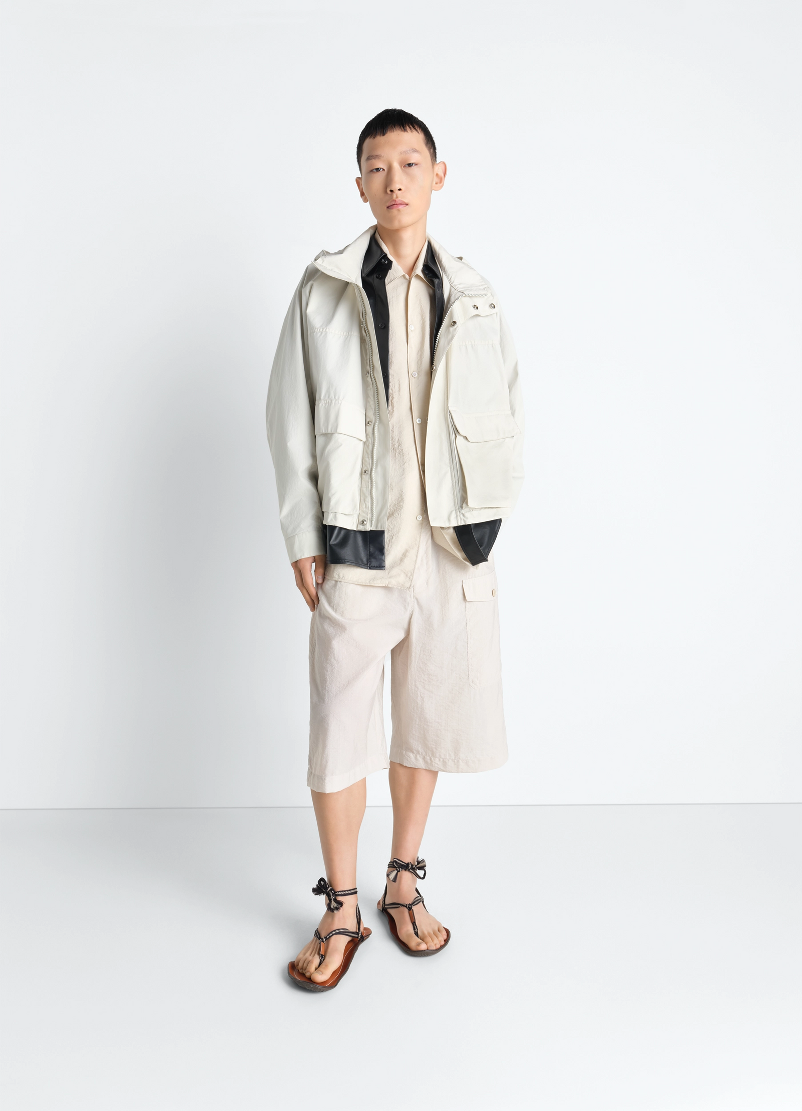 Short rain parka in ventile® cotton, model shot, three-quarter view multiple front pockets