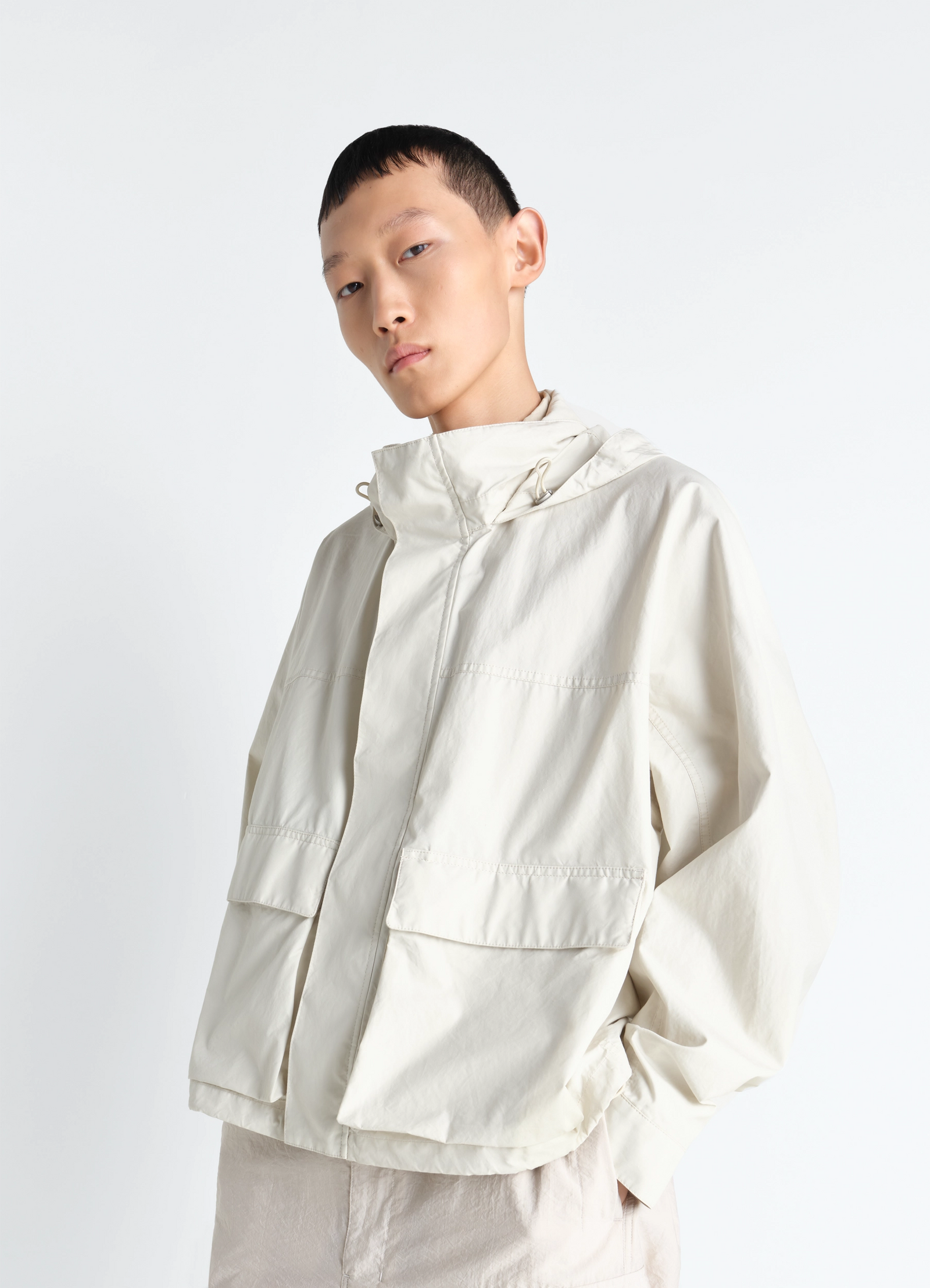 Short rain parka in ventile® cotton, model shot, close-up view relaxed fit