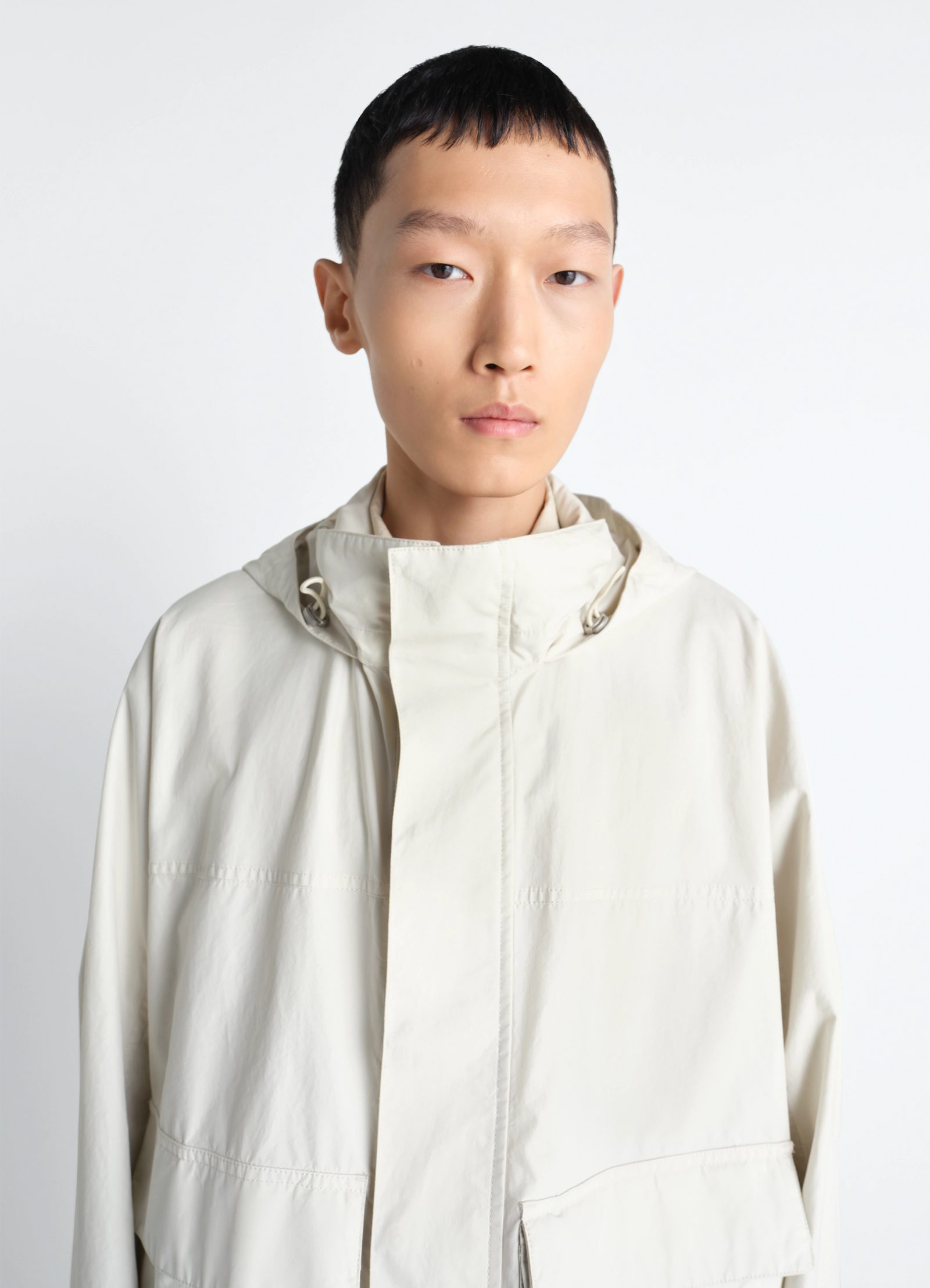 Short rain parka in ventile® cotton, model shot, half-body frontal view high neck detail