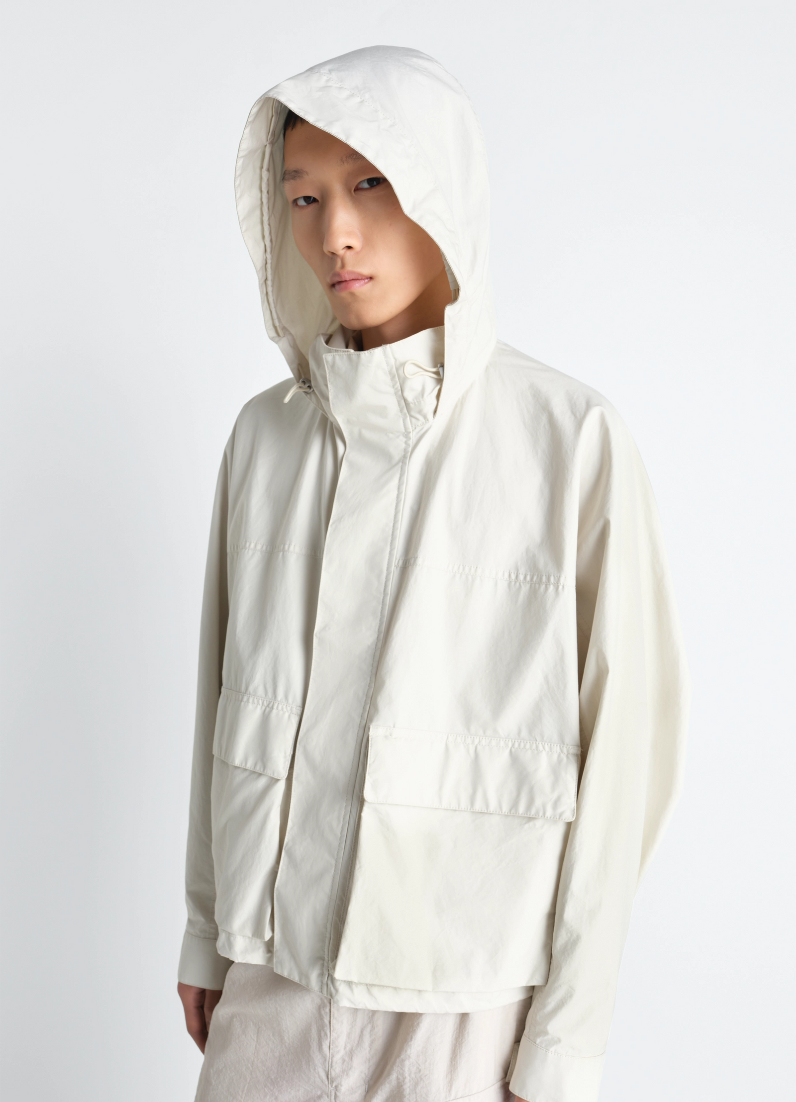 Short rain parka in ventile® cotton, model shot, right three-quarter view hooded relaxed fit
