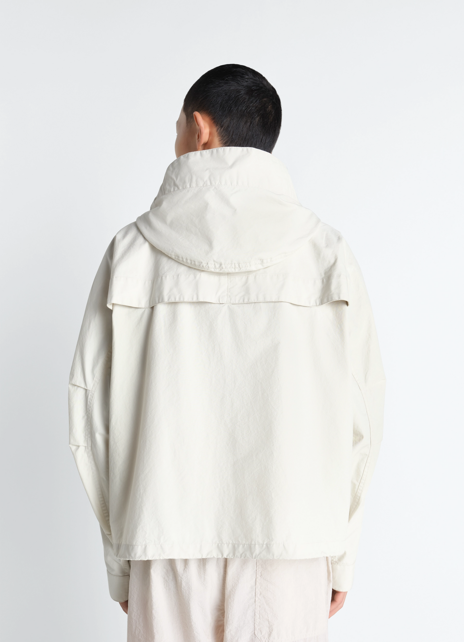 Short rain parka in ventile® cotton, model shot, back view high neck hood