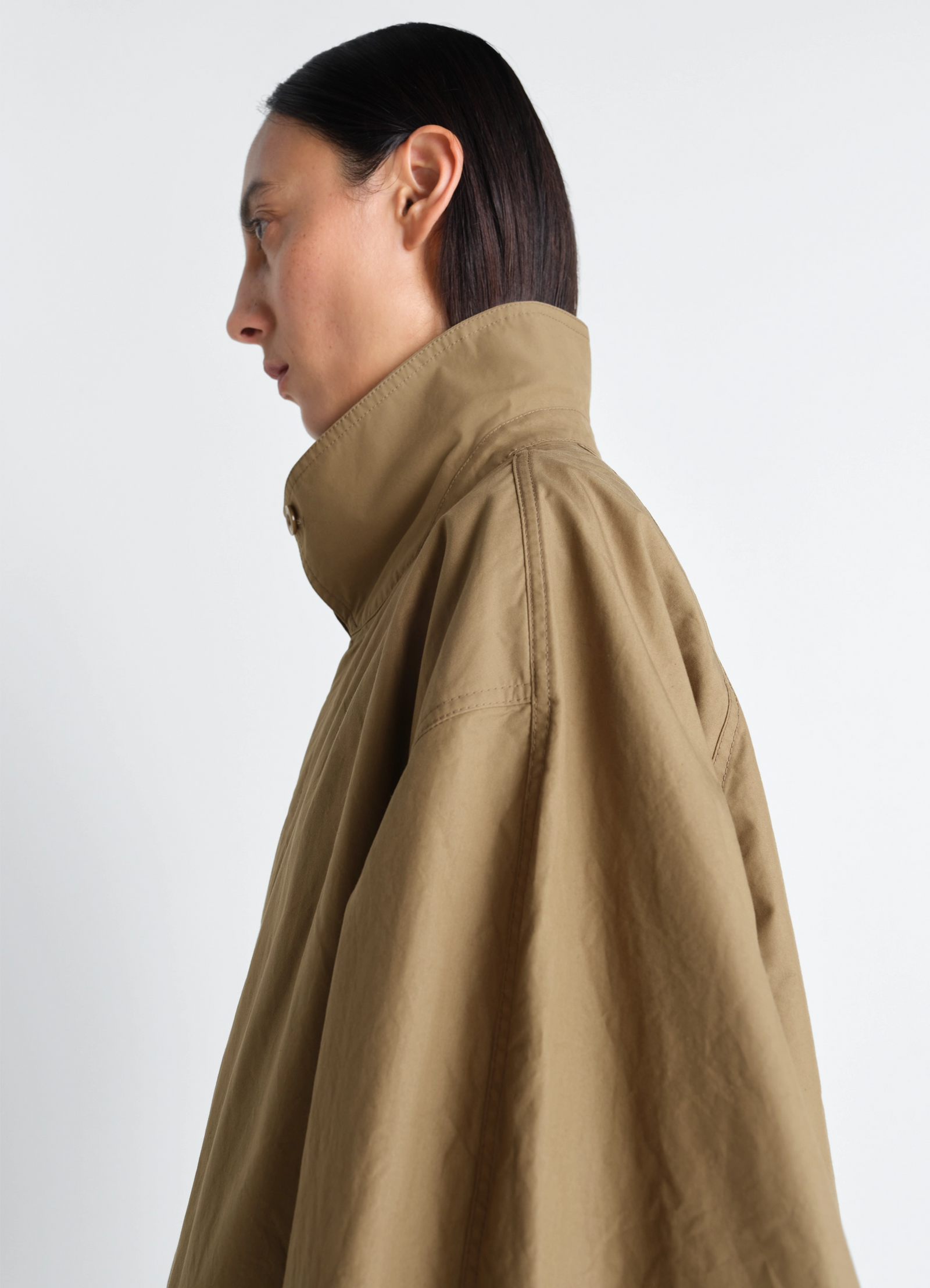 Car coat in ventile® cotton in tightly woven ventile® cotton, model shot, profile view high collar, relaxed fit