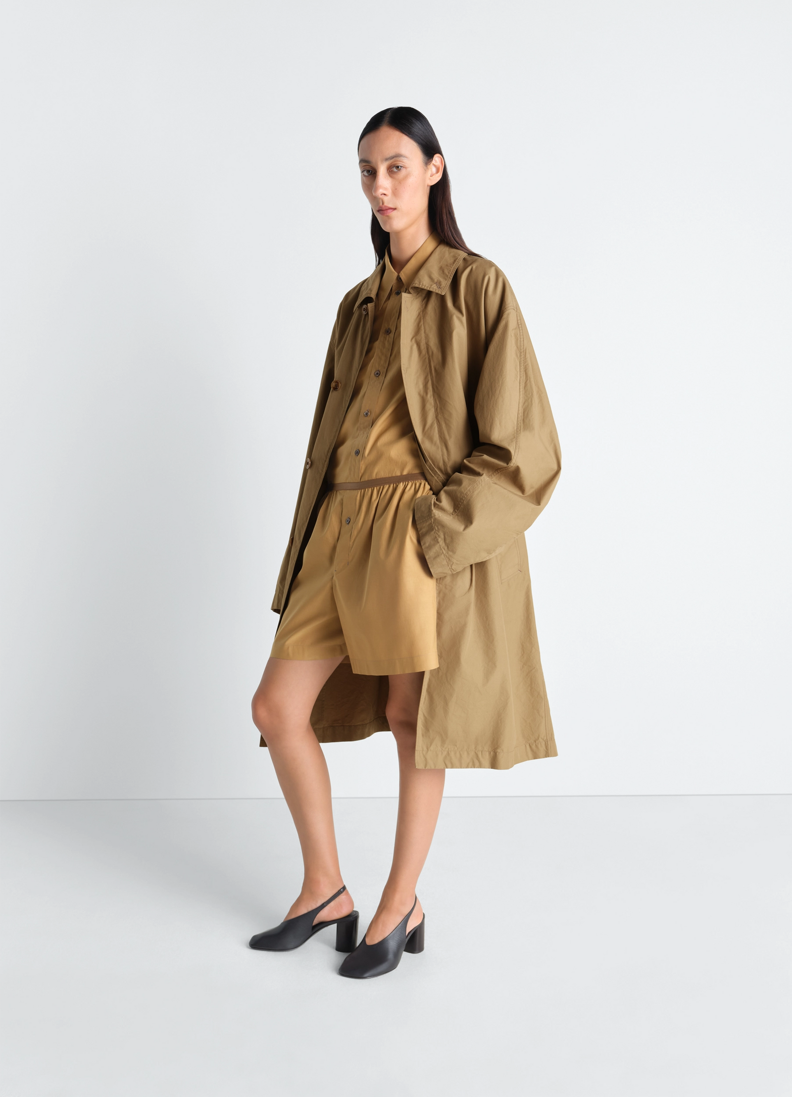 Car coat in ventile® cotton in tightly woven ventile® cotton, model shot, three-quarter view unisex relaxed fit