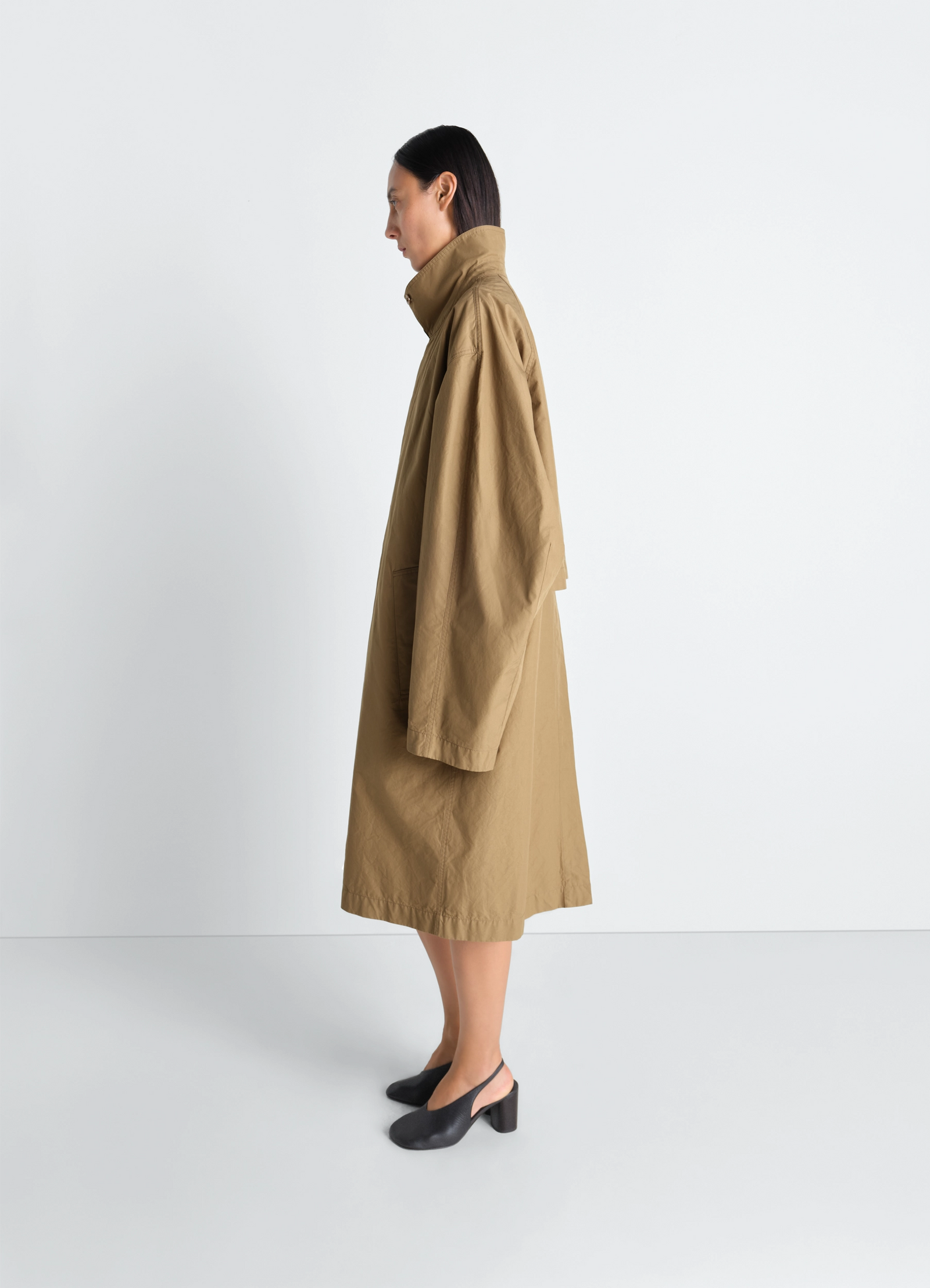 Car coat in ventile® cotton in tightly woven ventile® cotton, model shot, relaxed profile view dropped shoulders, high collar