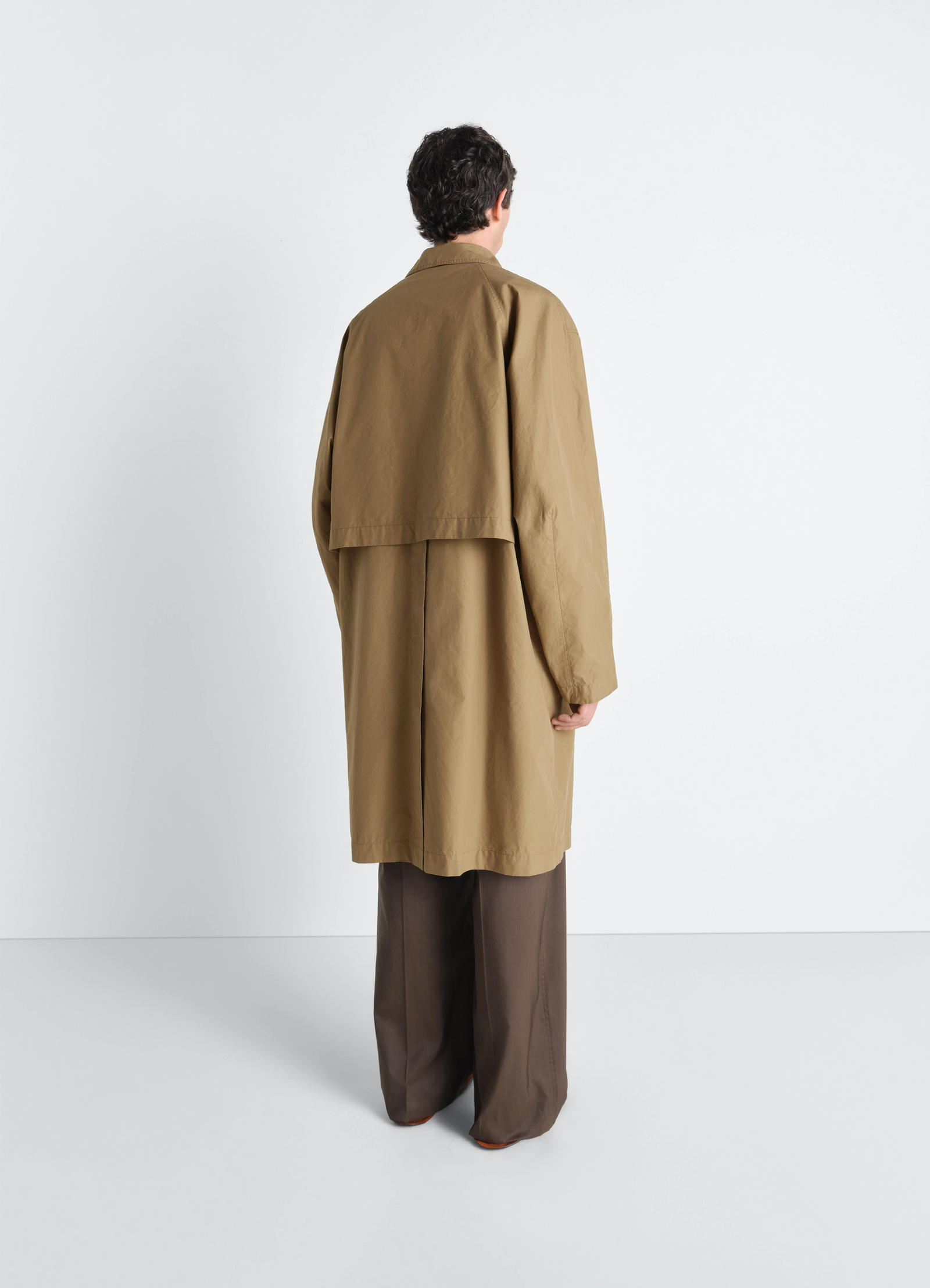 Car coat in ventile® cotton in tightly woven ventile® cotton, model shot, back view cape back, draped shoulders