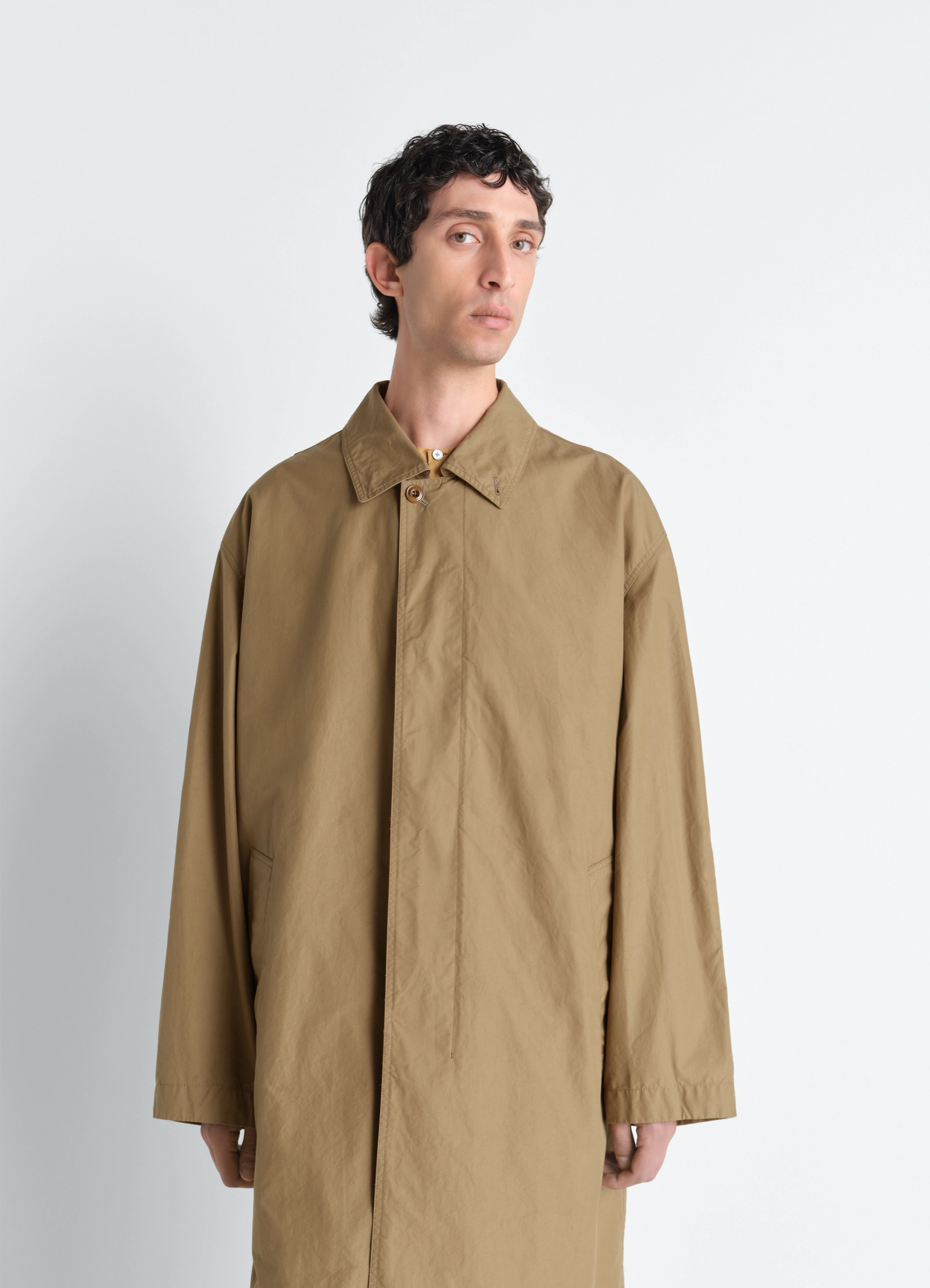 Car coat in ventile® cotton in tightly woven ventile® cotton, model shot, half-body view buttoned up collar