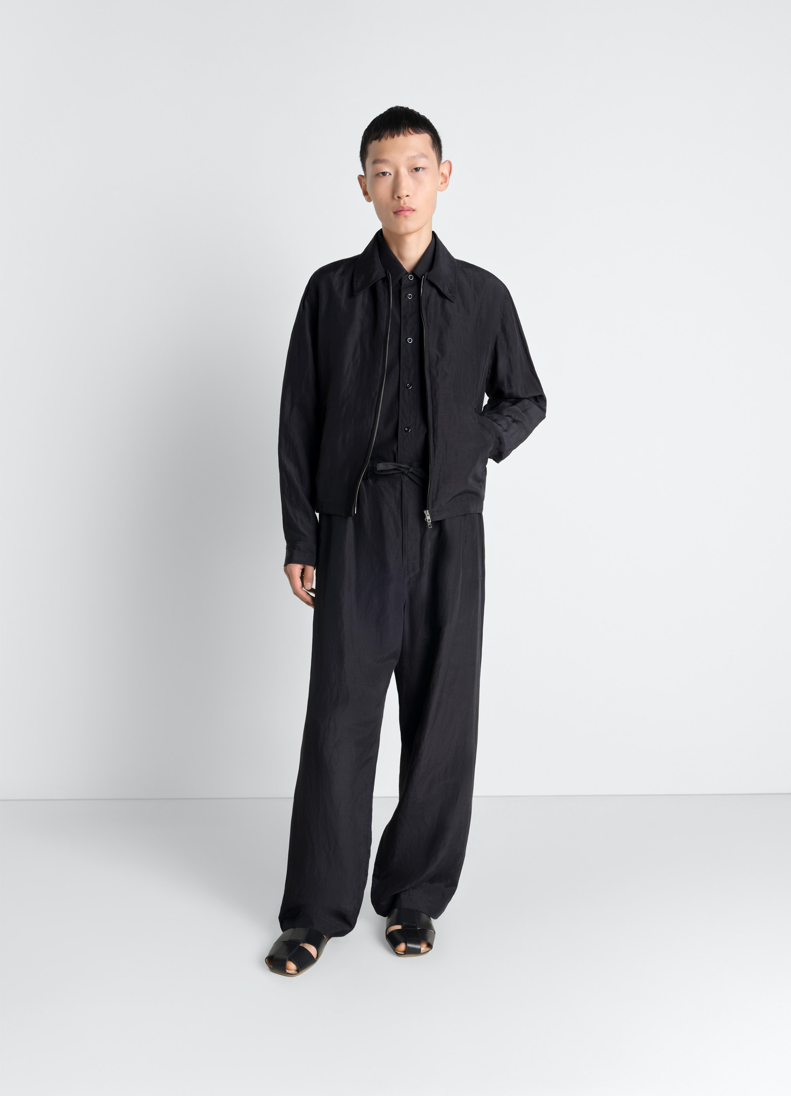 Lemaire short blouson in linen viscose, model shot, standing side view zippered cuffs