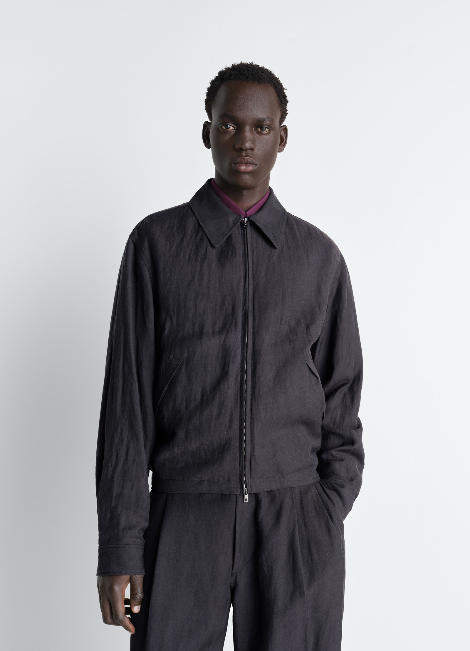 Short blouson in viscose linen gabardine, model shot, front view relaxed line, short cut