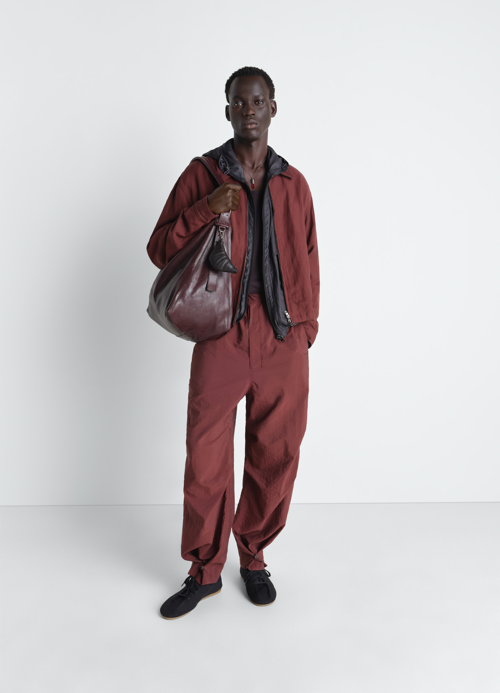 Short blouson in viscose linen gabardine, model shot, side angle drawstring hem