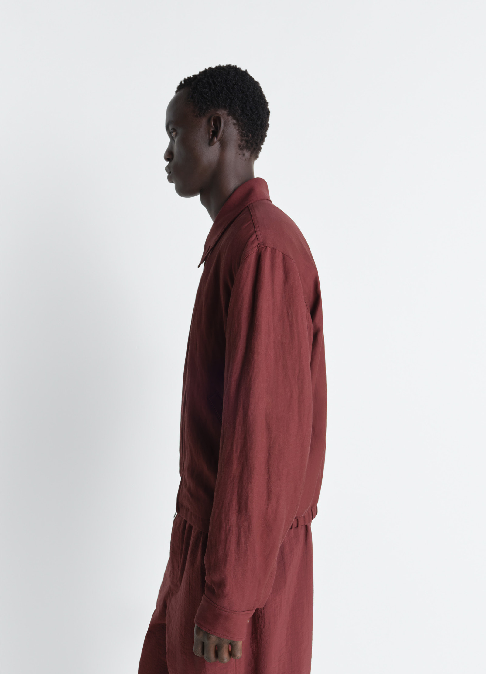 Short blouson in viscose linen gabardine, model shot, back side view collared neckline