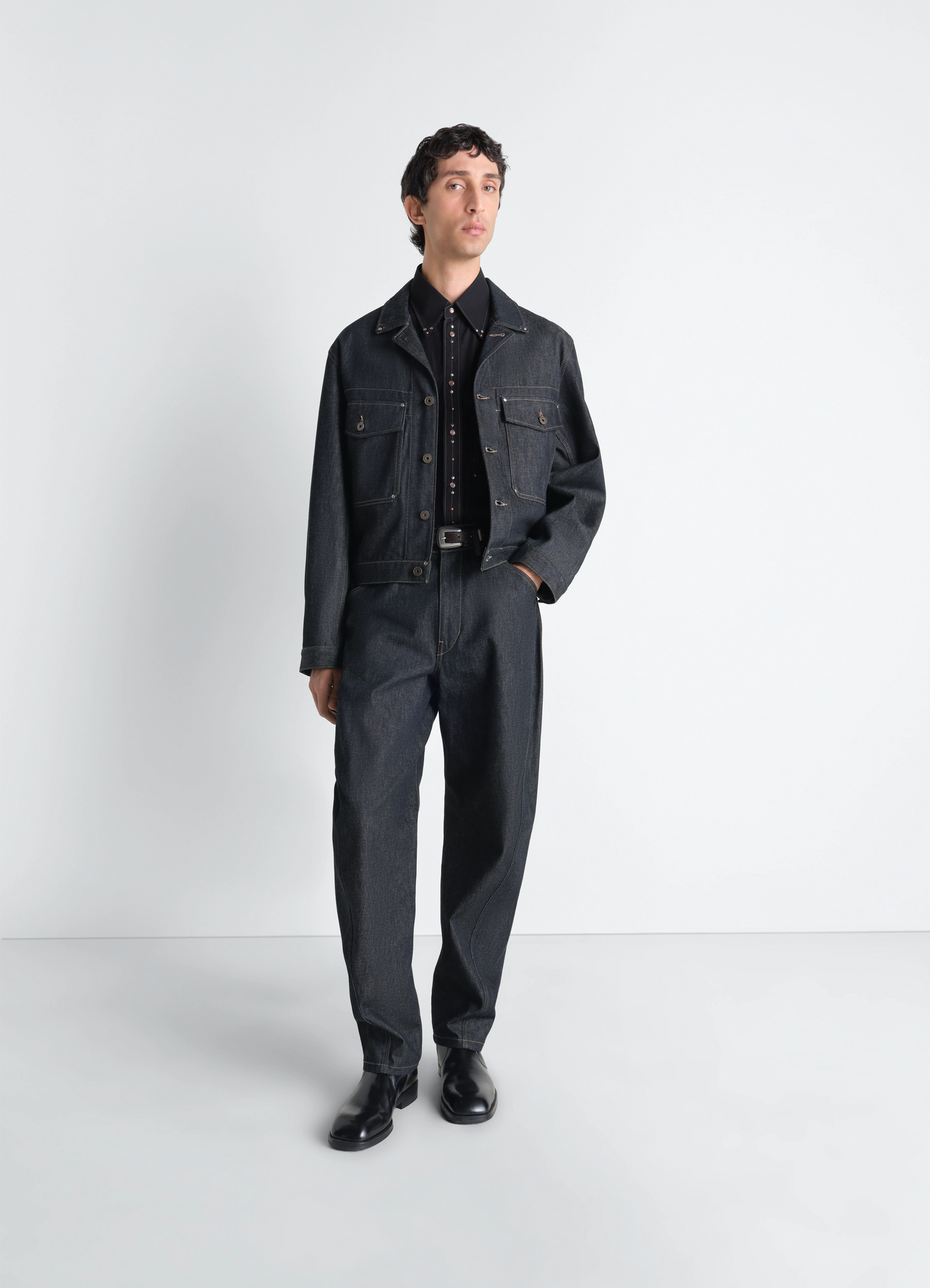 Truckerjacke aus denim mit nieten