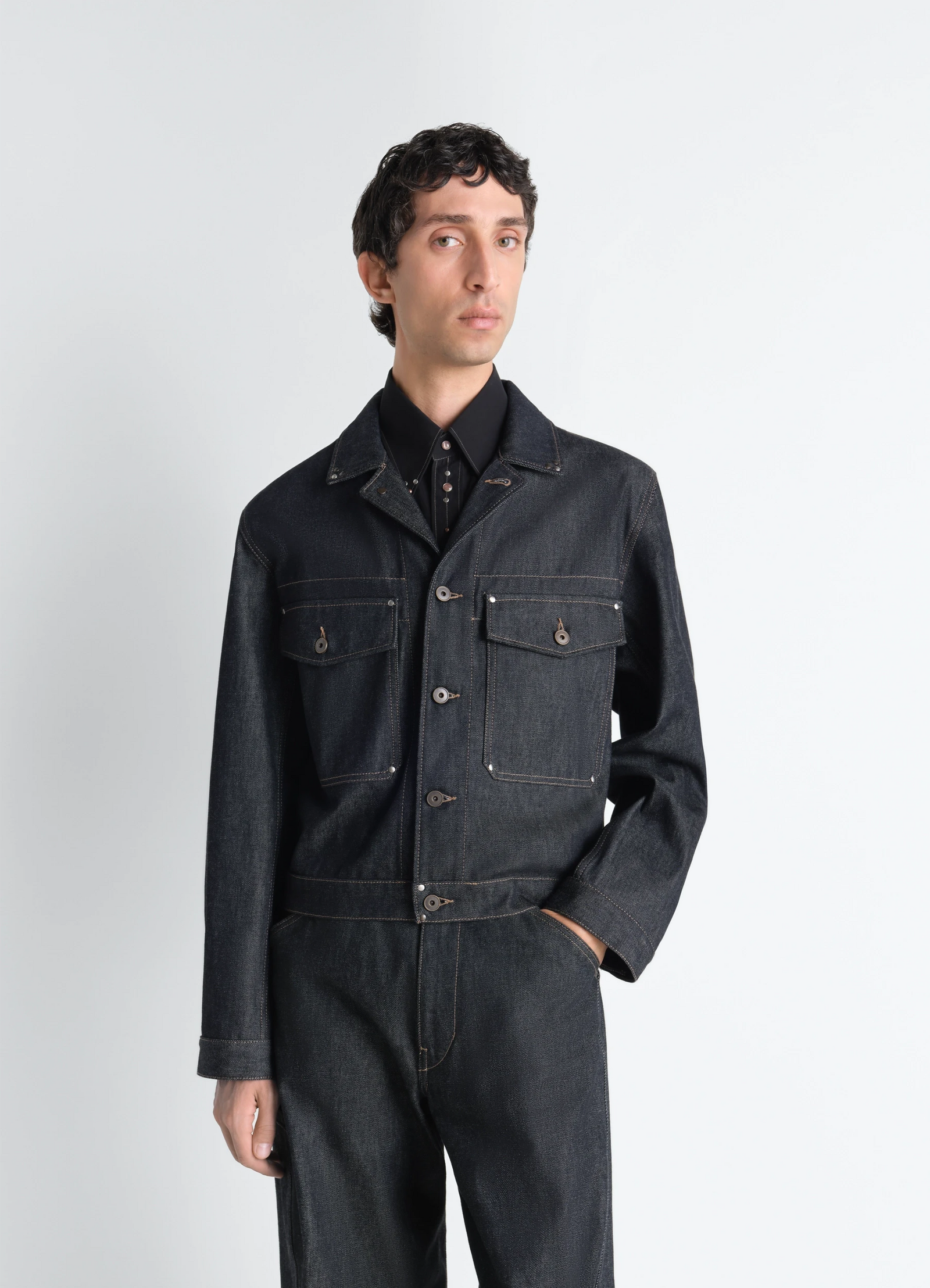 Truckerjacke aus denim mit nieten