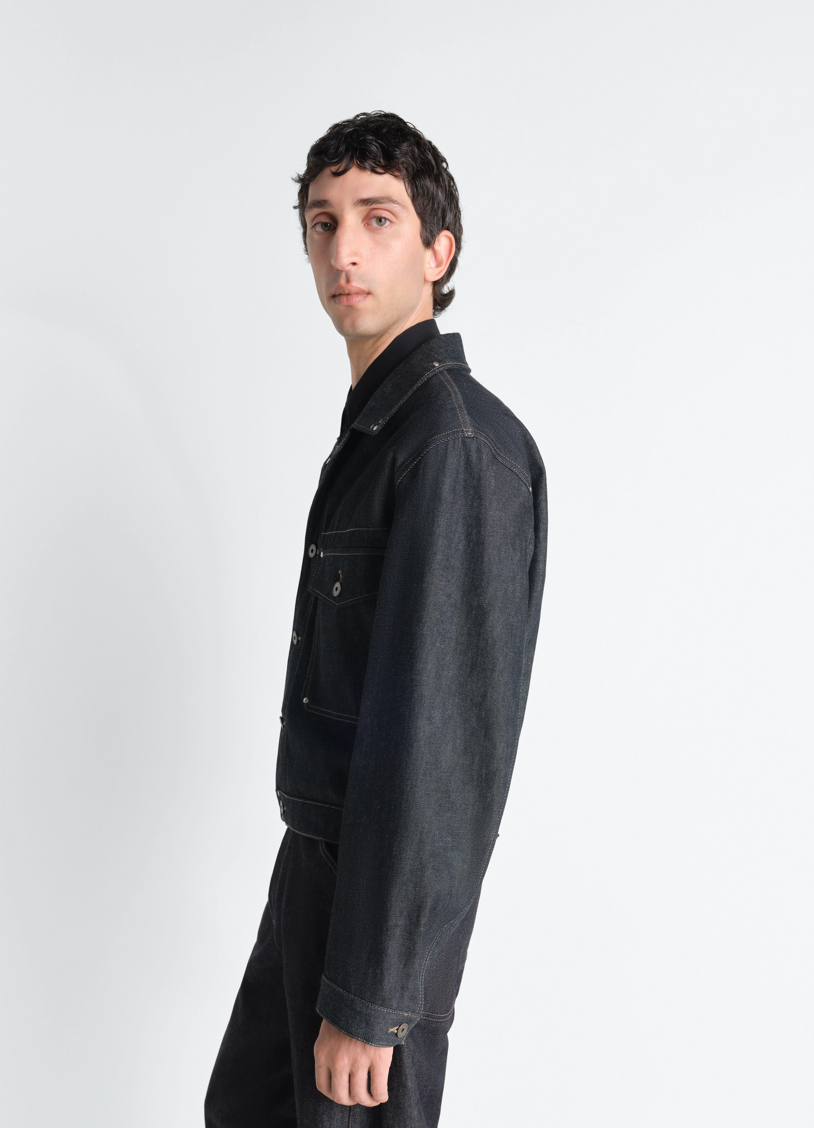 Truckerjacke aus denim mit nieten