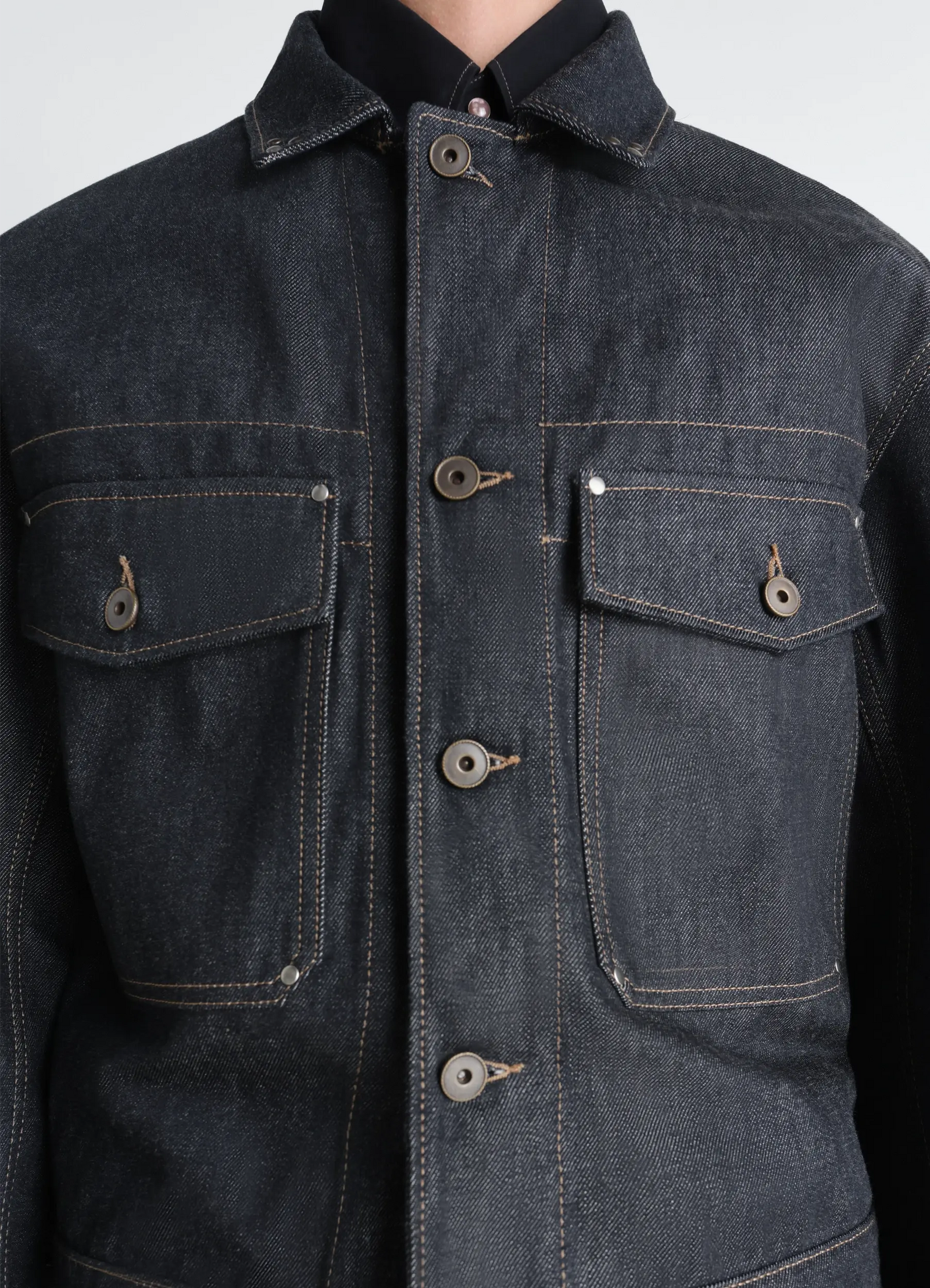 Truckerjacke aus denim mit nieten