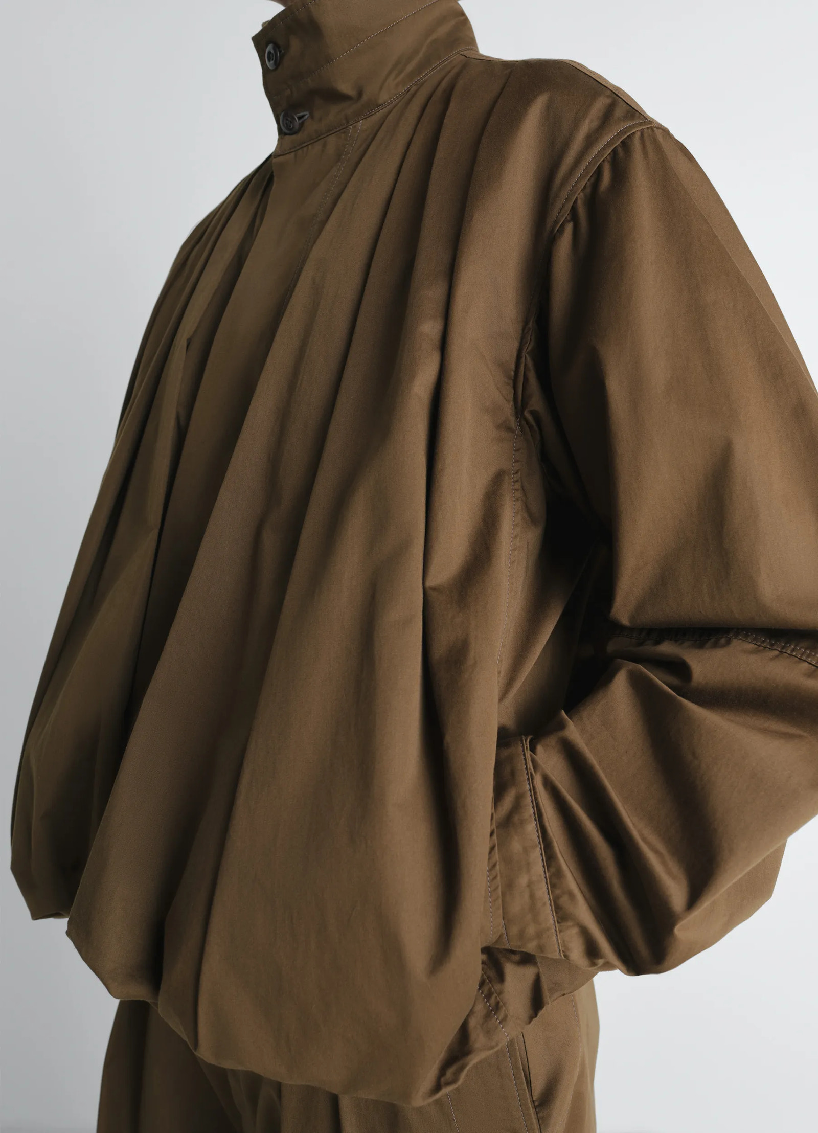 Soft pleated blouson in cotton satin, model shot, close-up side detail relaxed fit, buttoned collar