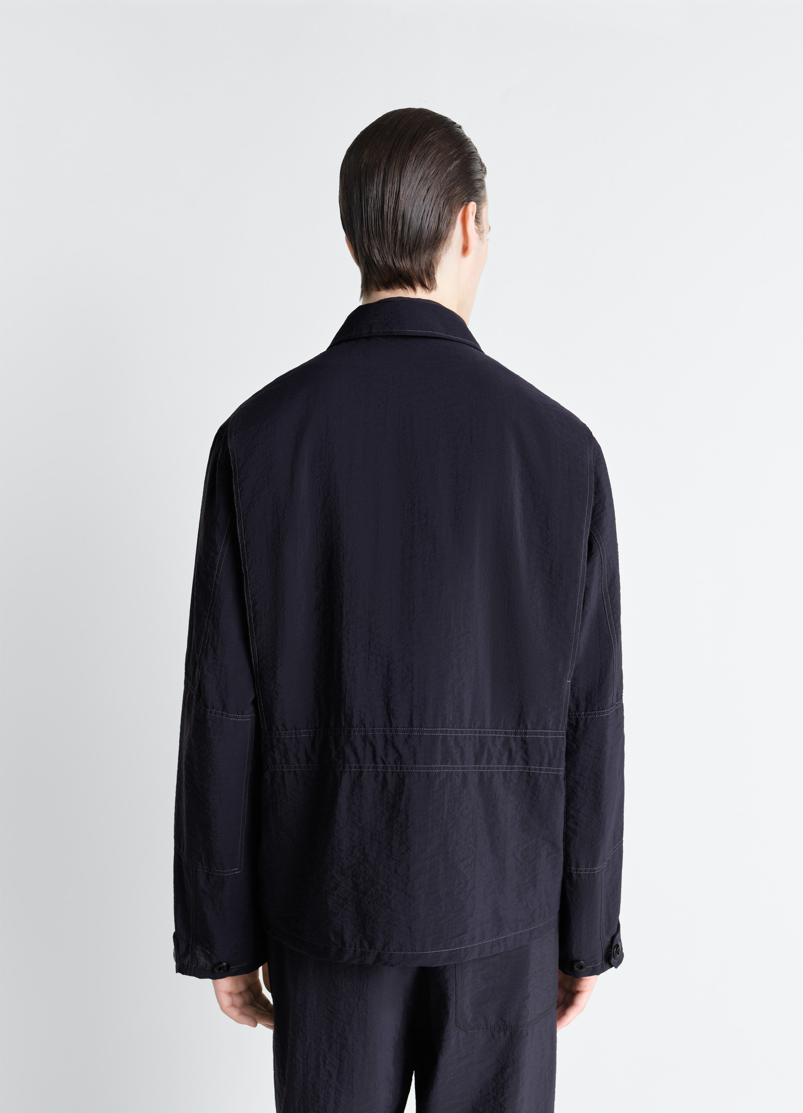 3d pocket jacket in washed technical cotton, model shot, back view stitched hem