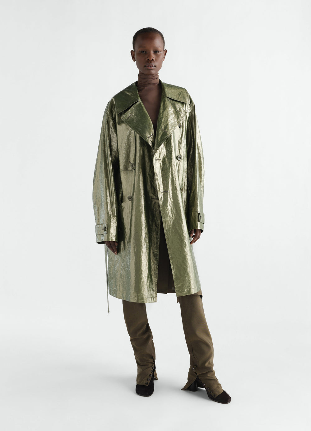 Trench coat water-repellent shiny green coated linen worn by model front LEMAIRE
