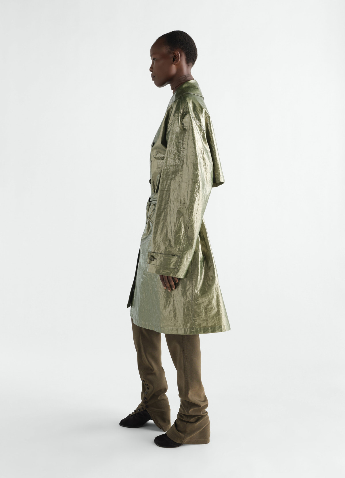 Trench coat green water-repellent shiny coated linen by lemaire worn by model side view