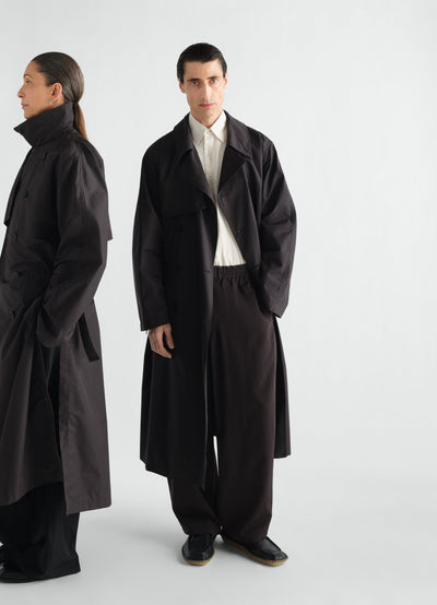 LEICHTER TRENCHCOAT AUS WASSERABWEISENDER BAUMWOLLGABARDINE, in Schwarz, von einem Model getragen