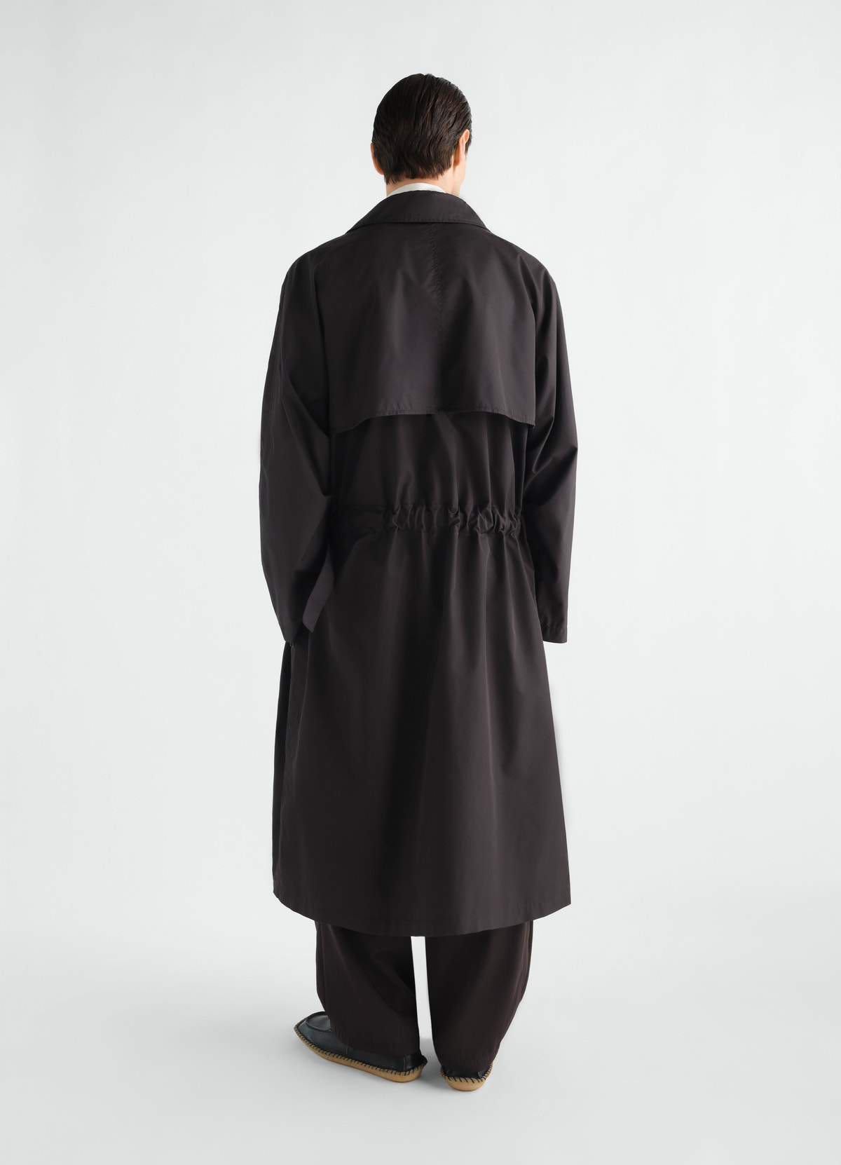 Light trench coat black water-repellent cotton gabardine lemaire worn by model back view
