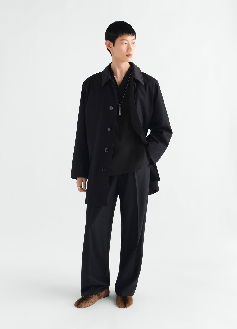Raincoat in black water-repellent Ventile® cotton twill by LEMAIRE worn by model front view