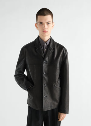 Veste à simple boutonnage en cuir d'agneau grainé, coloris noir, porté par un mannequin, vue de face, texture visible