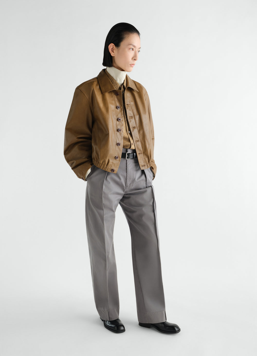 Blouson en cuir souple, coloris marron, porté par un mannequin