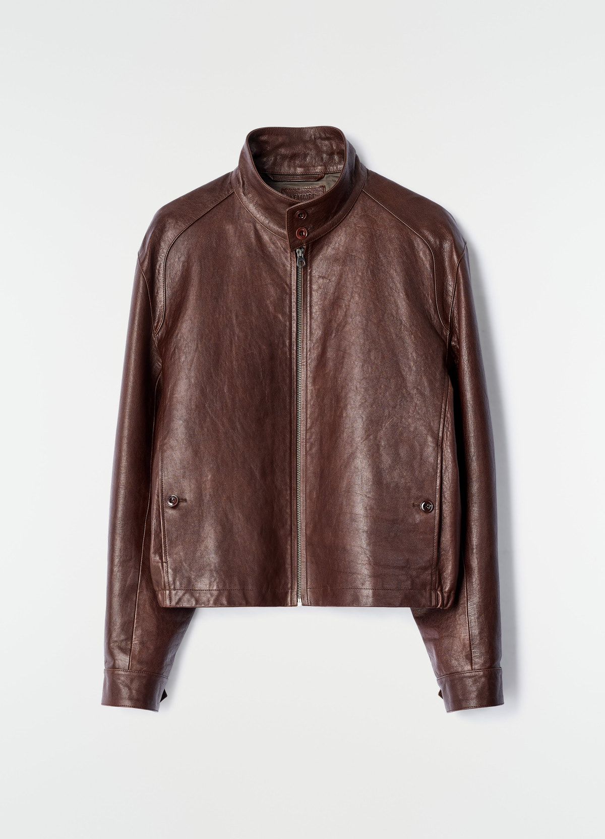 Harrington-blouson aus glänzendem rindsleder, in braun, flach liegend vor weißem hintergrund, vorderansicht