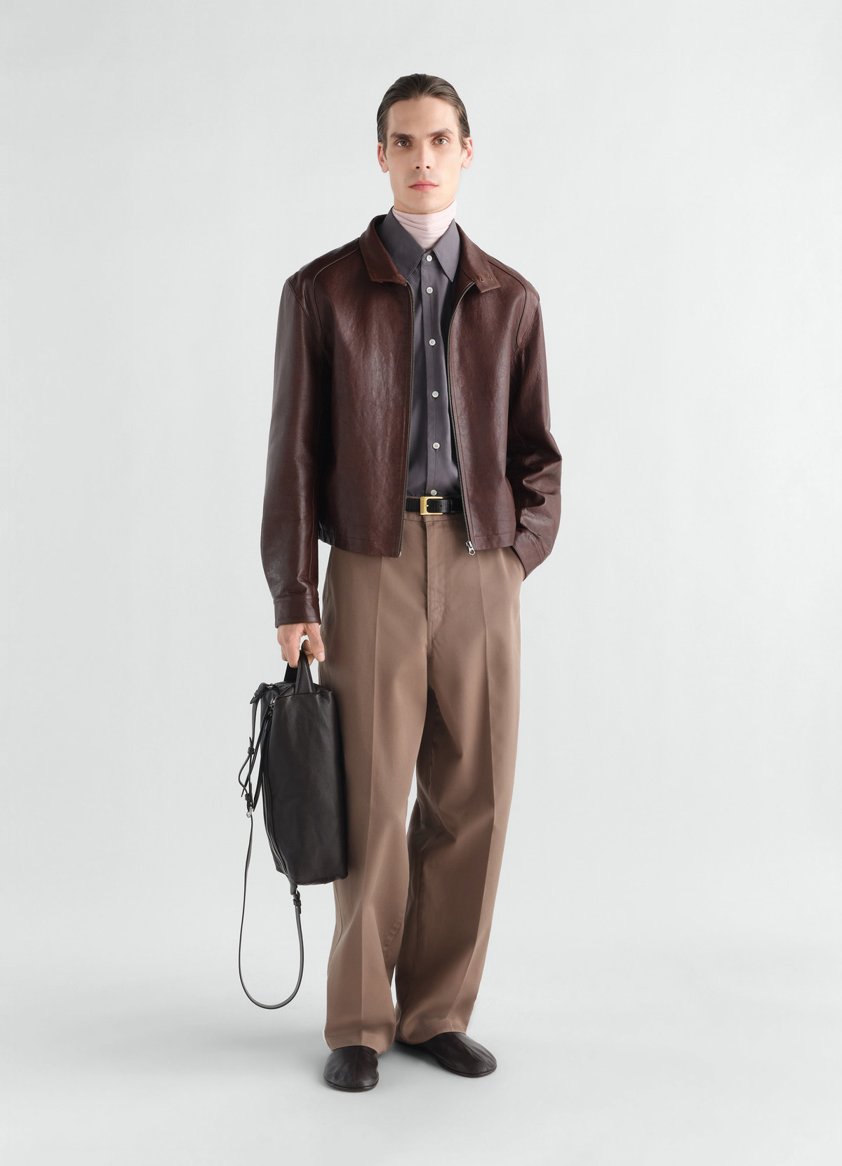 Harrington-blouson aus glänzendem rindsleder, in braun, von einem model getragen, vorderansicht