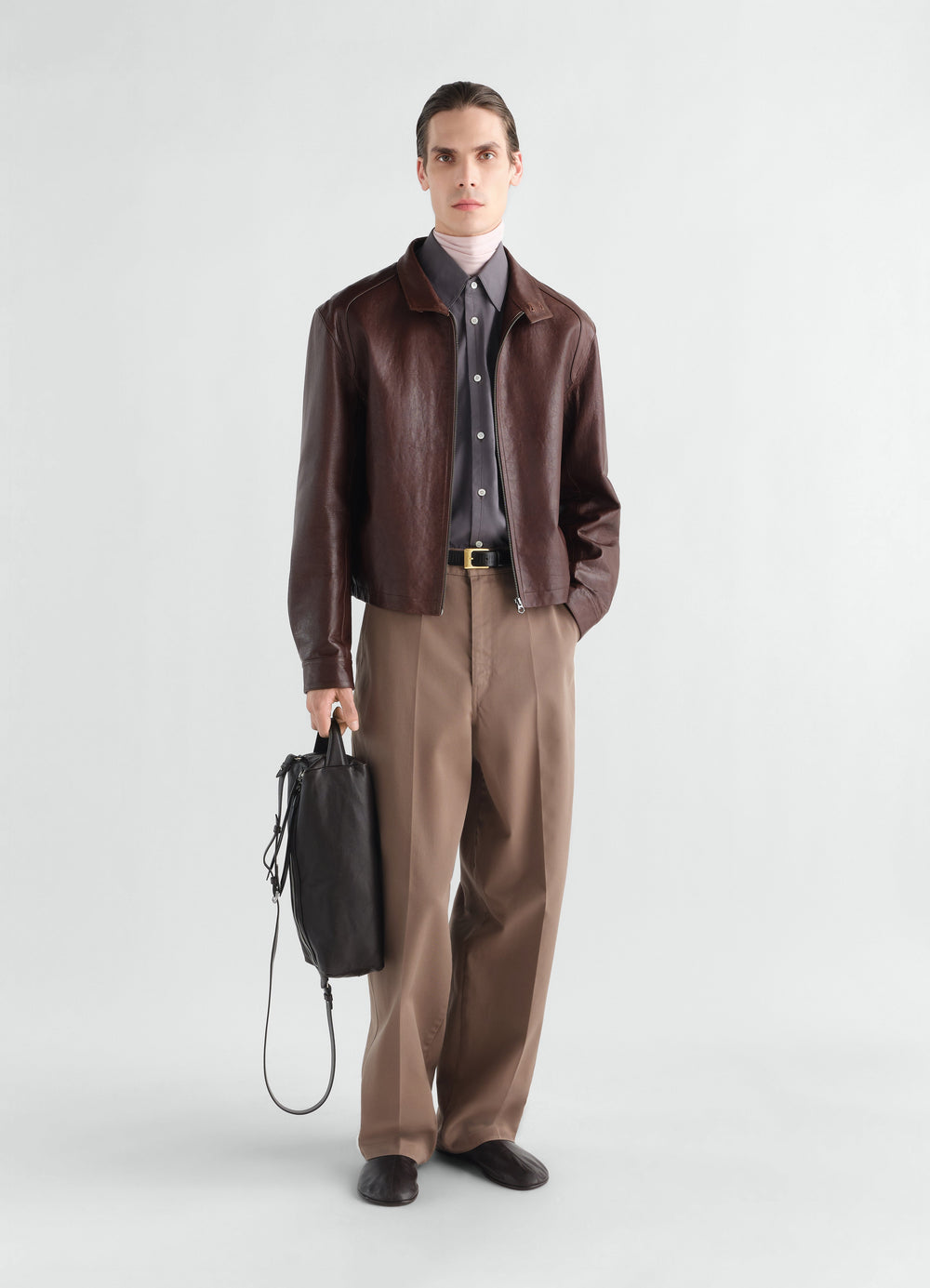 HARRINGTON-BLOUSON AUS GLÄNZENDEM RINDSLEDER, in Braun, von einem Model getragen, Vorderansicht