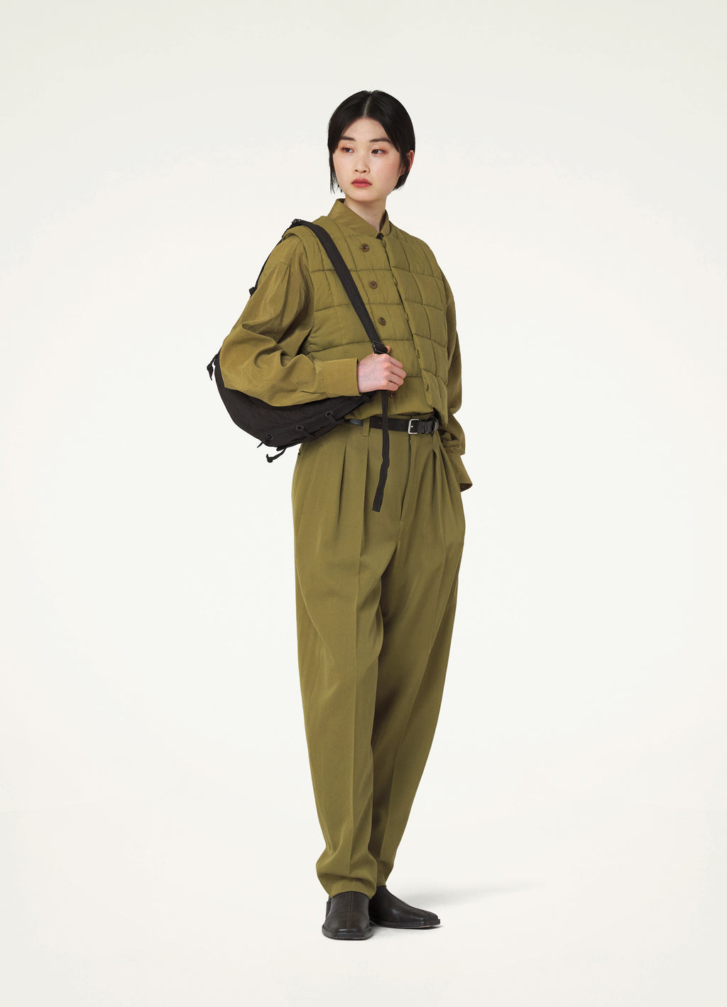 플리츠 테이퍼드 팬츠