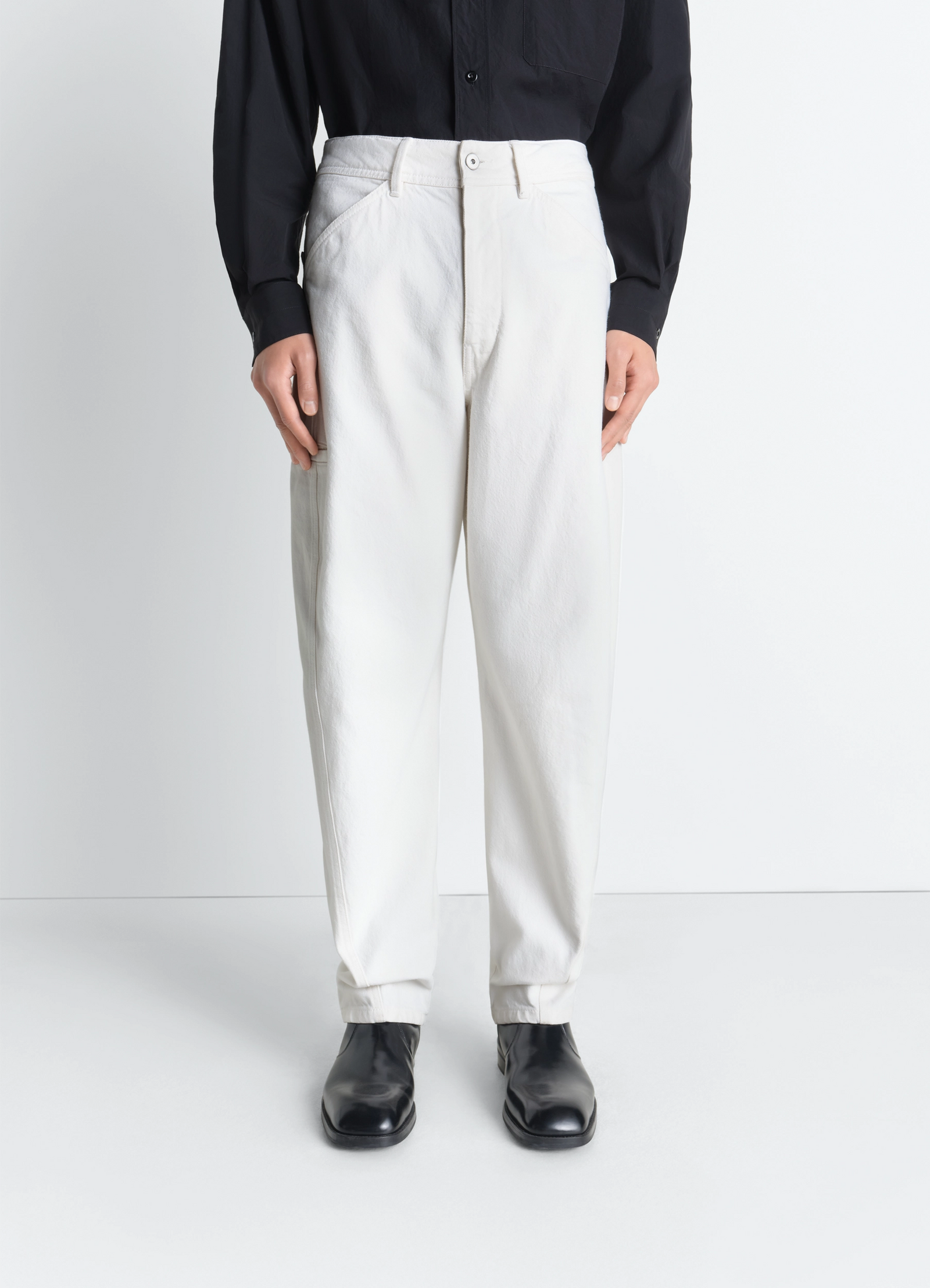 Twisted workwear pants in denim, model shot, front view relaxed fit, high waist