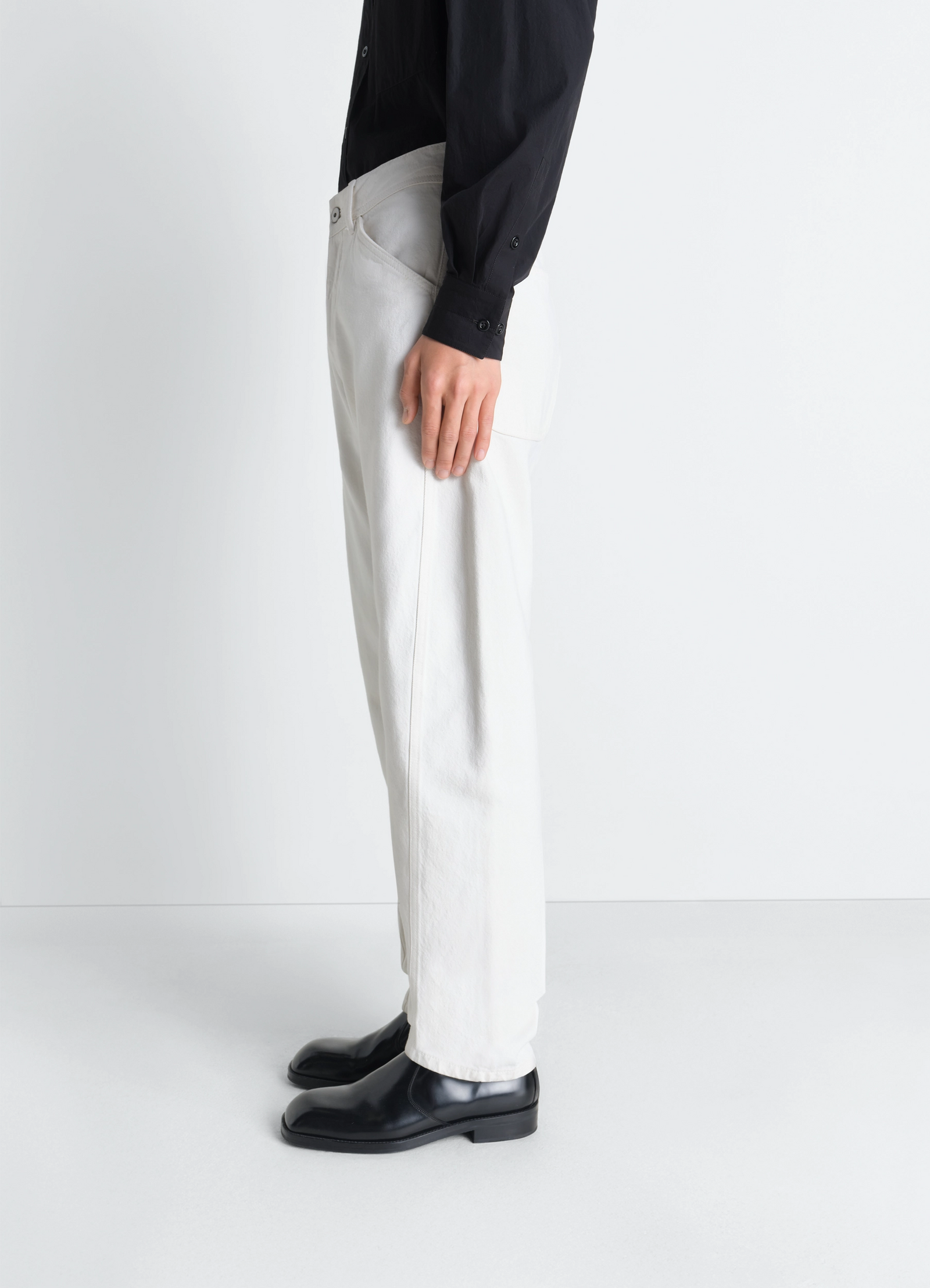 Twisted workwear pants in denim, model shot, side view straight leg