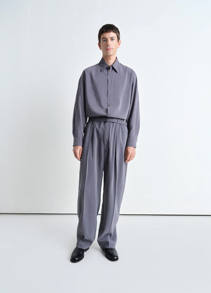 パンツ lemaire BELTED RELAXED PANTS, ASPHALT リラックス ベルト パンツ - Asphalt - ドライシルク - メンズ | LEMAIRE