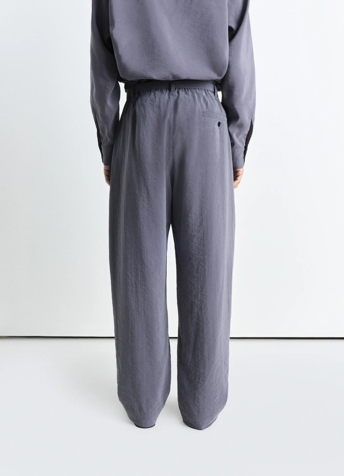 BELTED RELAXED PANTS - Asphalt - Dry Silk - Men | LEMAIRE