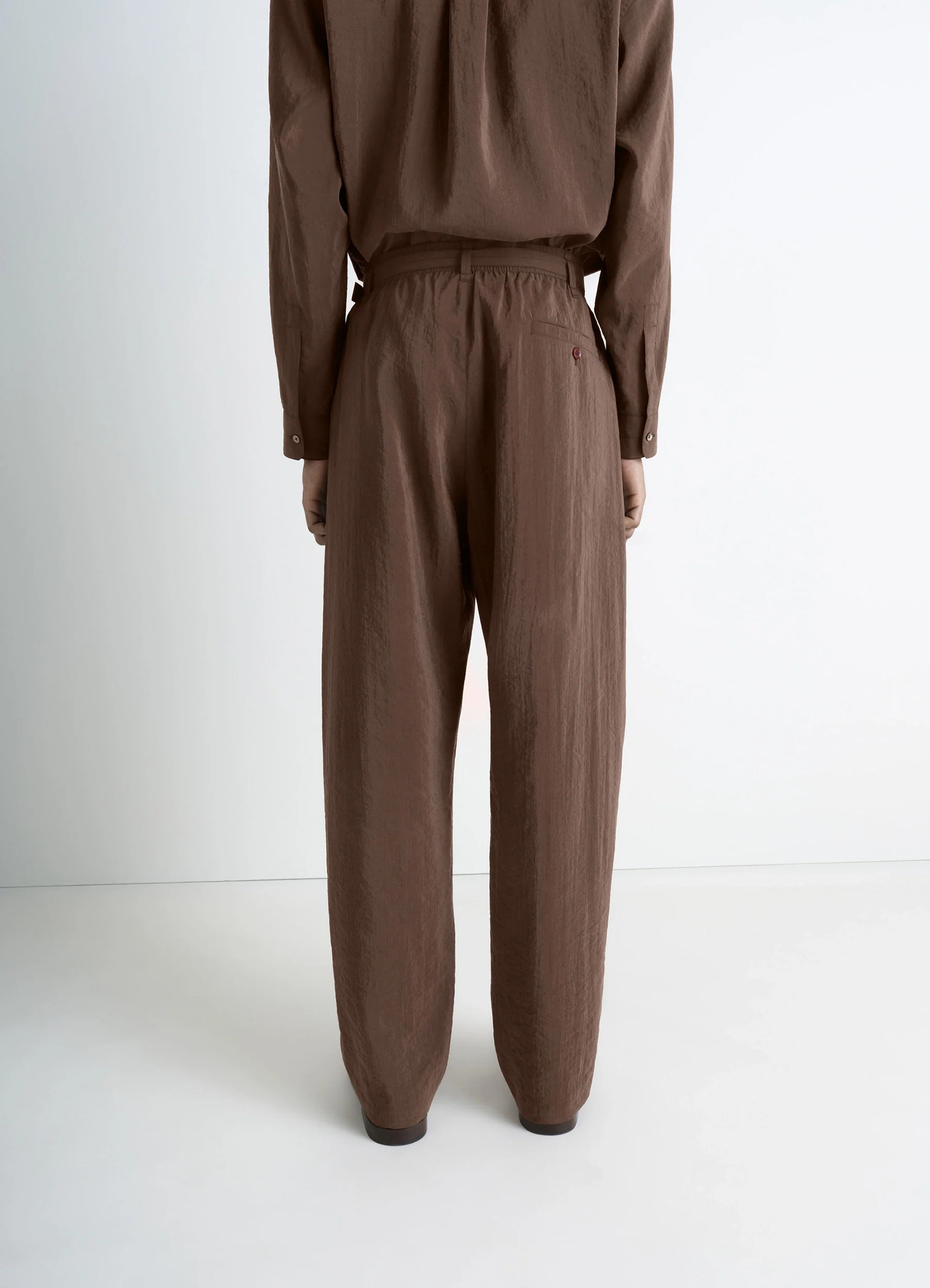 BELTED RELAXED PANTS IN DRY SILK - Brunette - Dry Silk - Men | LEMAIRE BELTED RELAXED PANTS IN DRY SILK - Brunette - Dry Silk - Men | LEMAIRE
