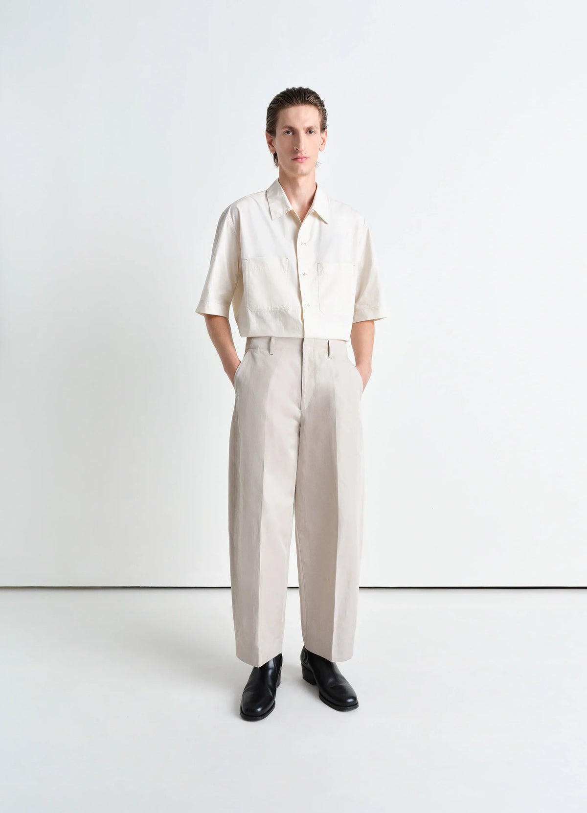 Big Chino Pants in Cotton Linen Gabardine, model shot, Front view Flat pleated wide leg