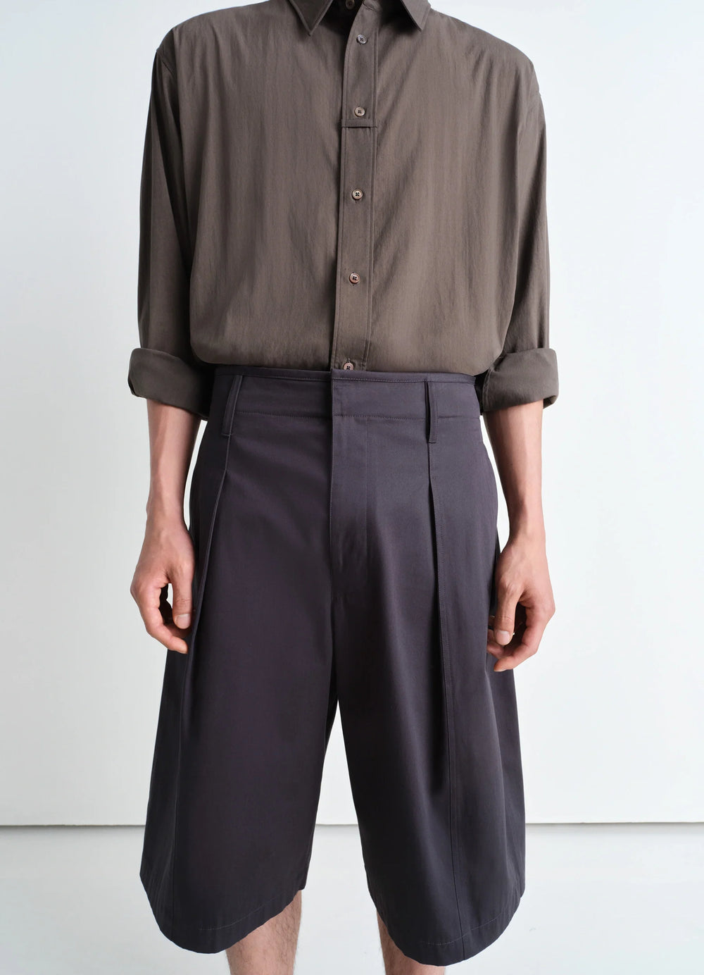 Lemaire Maxi Pleated Bermuda in Grey compact cotton twill, model shot, mid-length porte view pleated wide leg