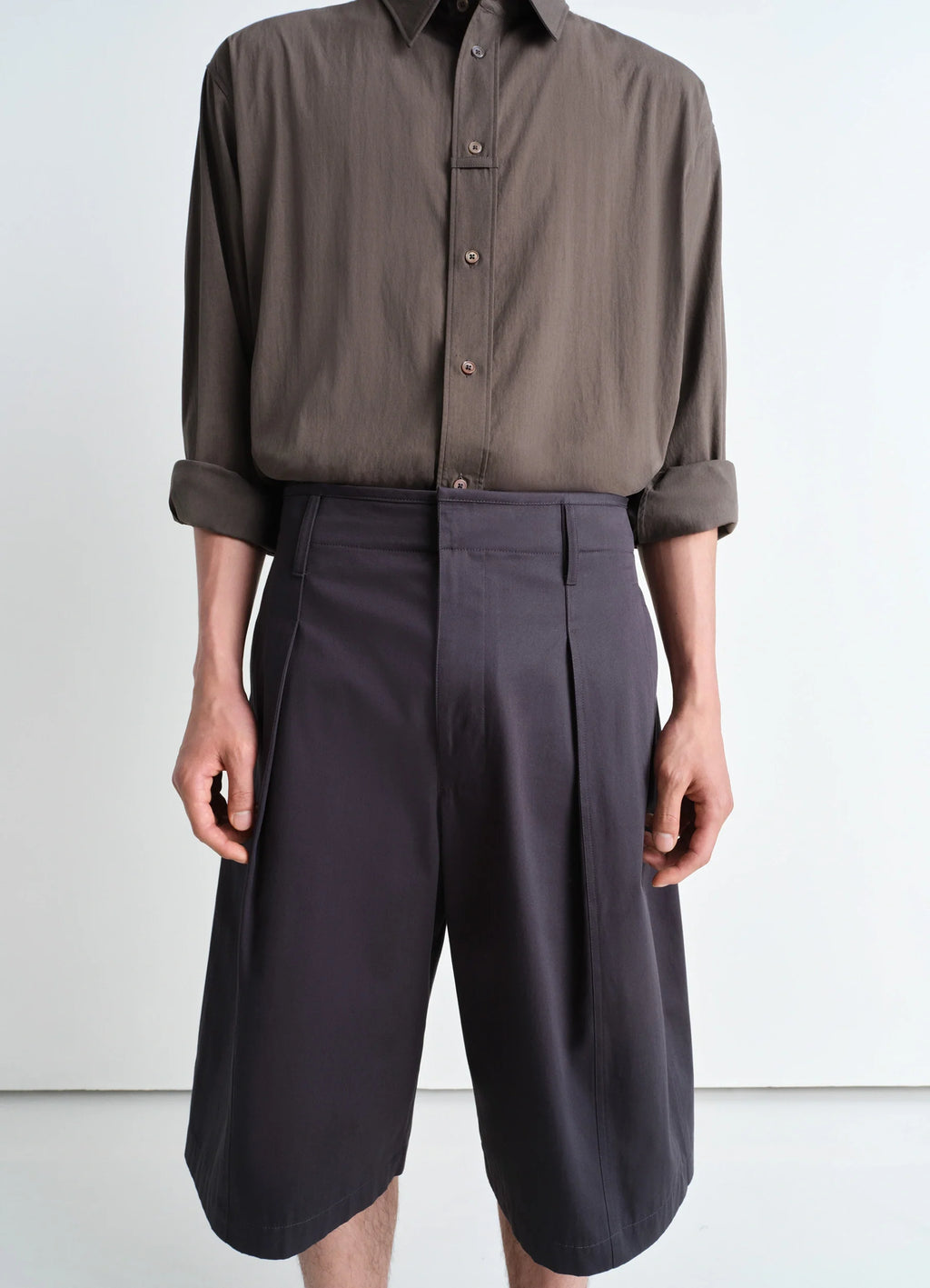 Lemaire Maxi Pleated Bermuda in Grey compact cotton twill, model shot, mid-length porte view pleated wide leg