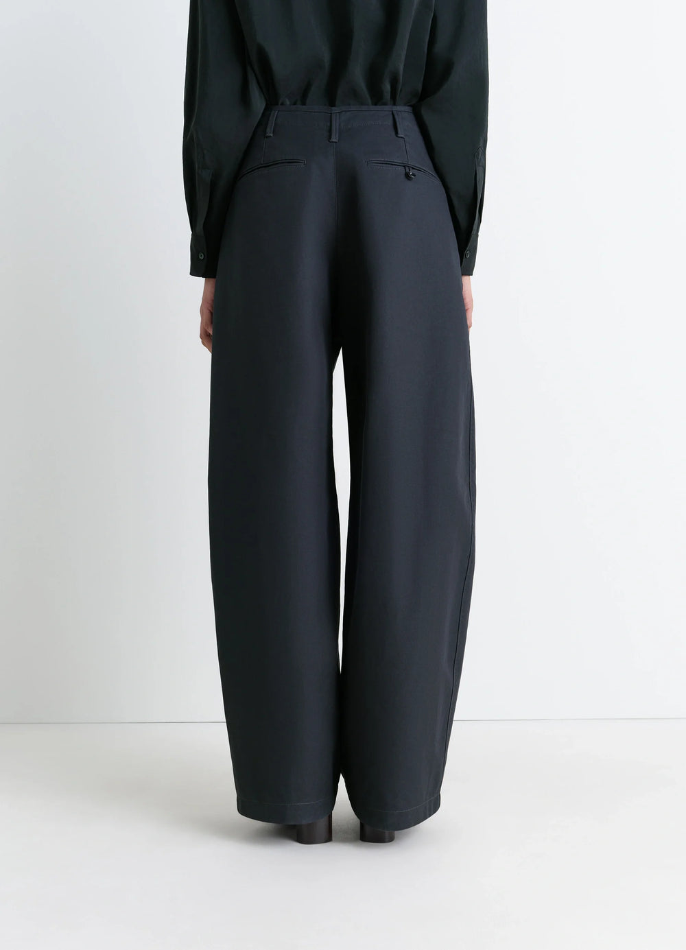 Lemaire Large Chino in Thick Cotton Twill, model shot, back view high waist, belt loops