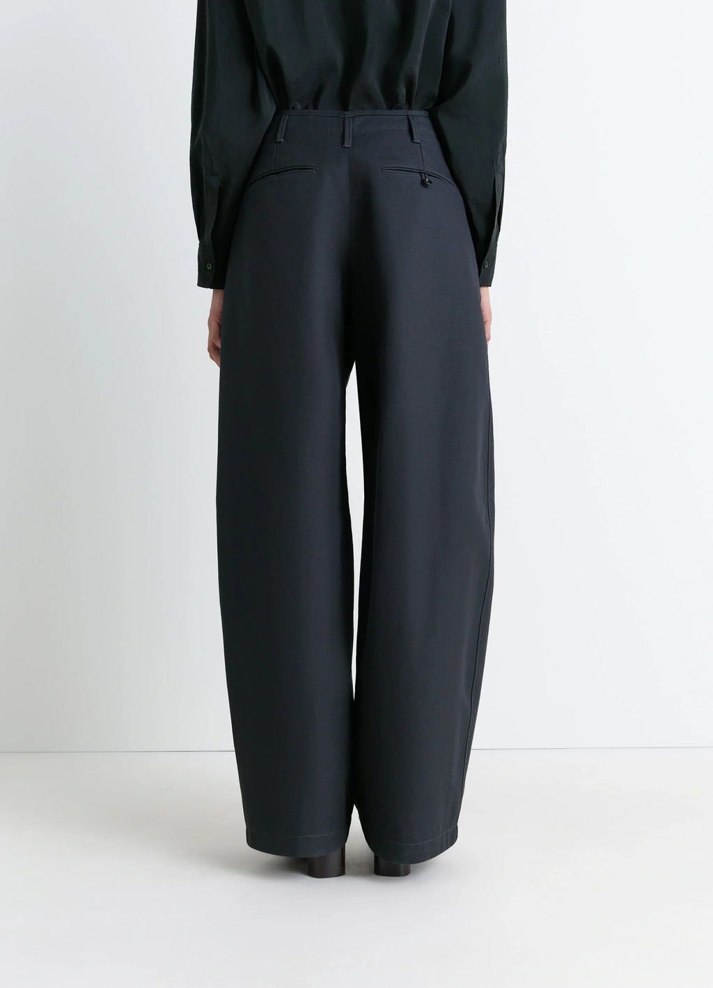 Lemaire Large Chino in Thick Cotton Twill, model shot, back view high waist, belt loops