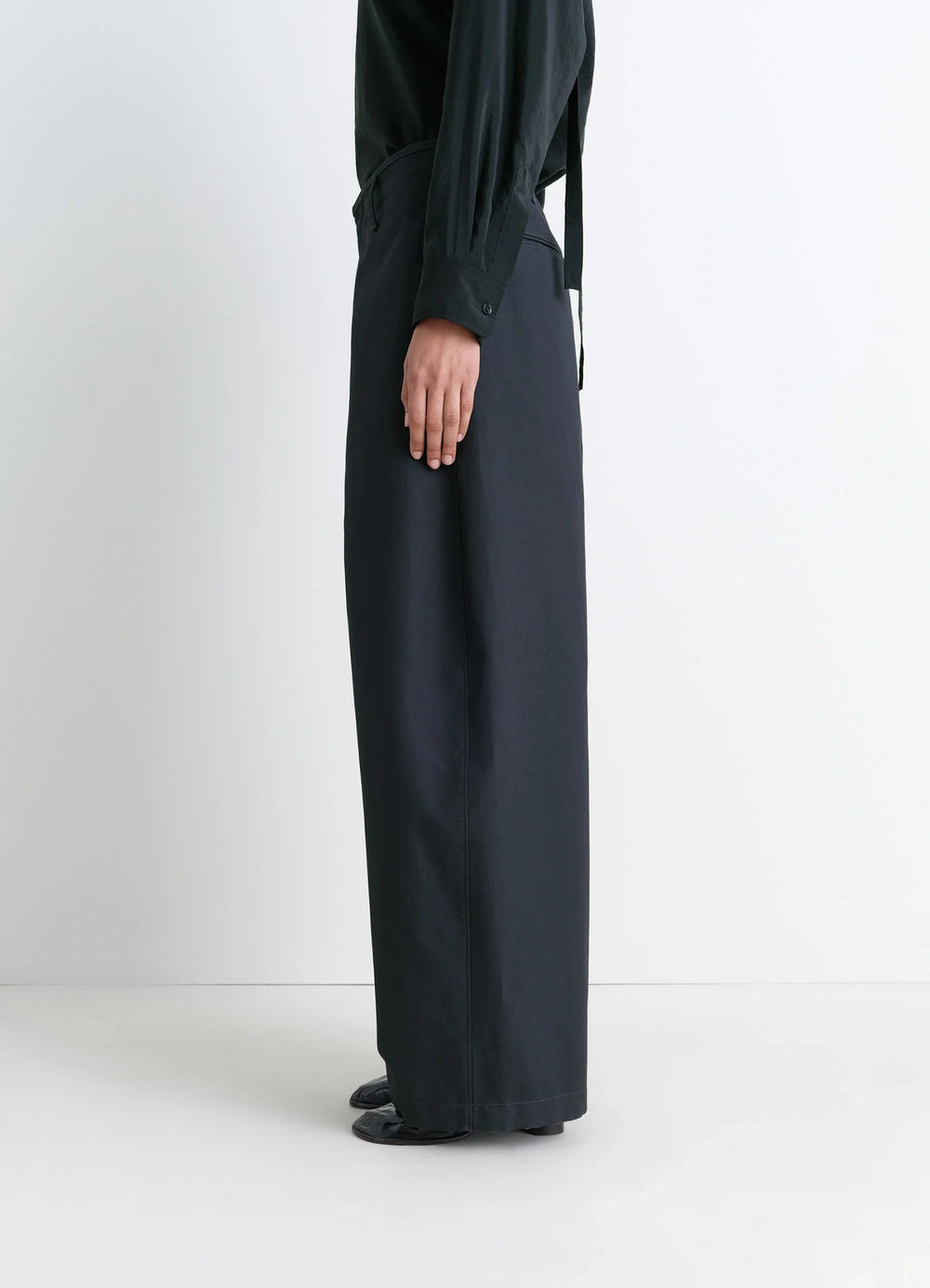 Lemaire Large Chino in Thick Cotton Twill, model shot, side view high waist, straight leg