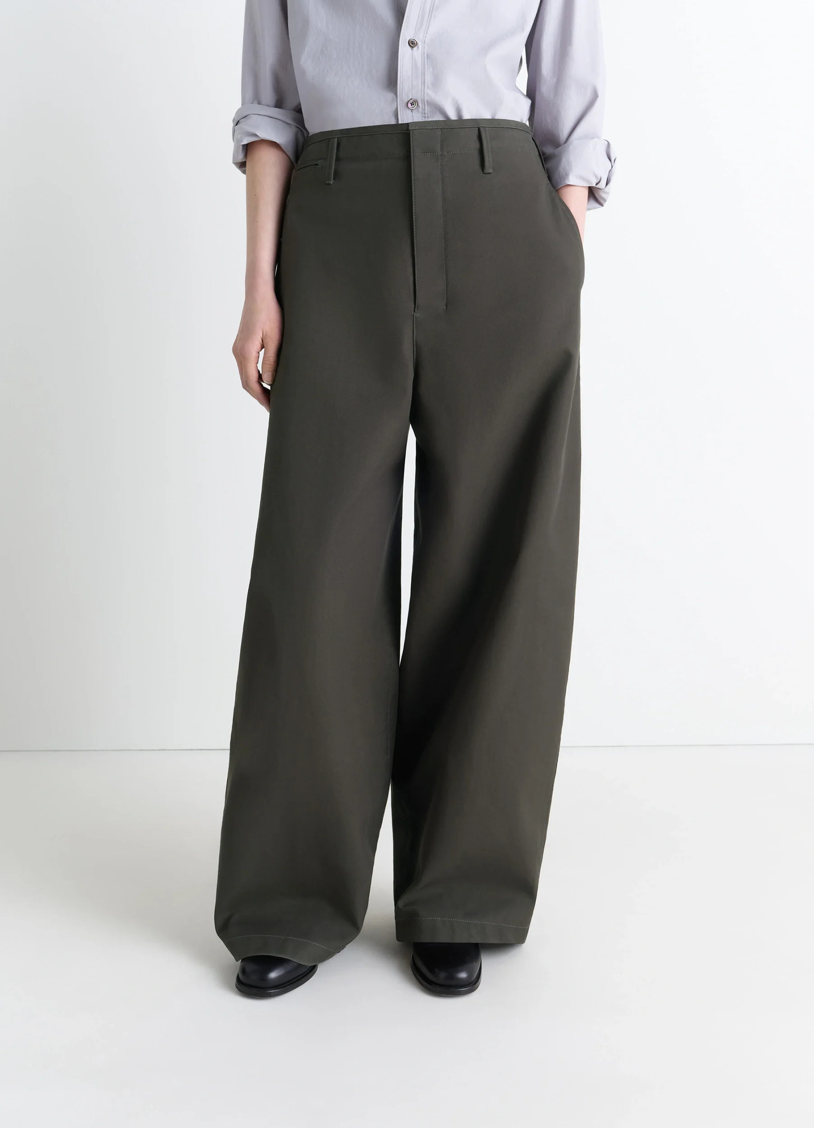 Lemaire large chino pants in dark olive cotton twill, model shot, side view high waist, relaxed fit