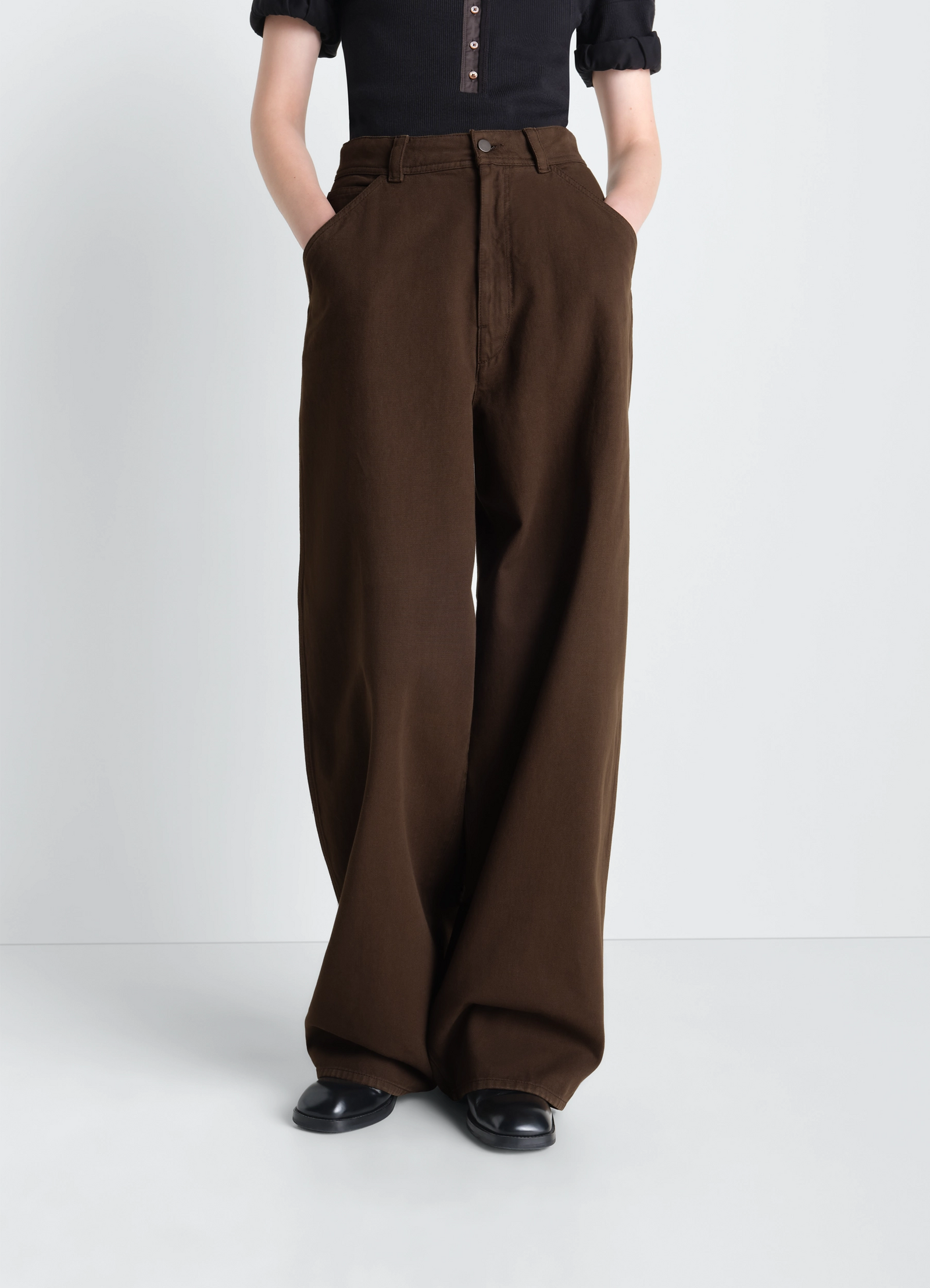 Lemaire large pants in dyed broken twill, model shot, side view high waist, relaxed fit