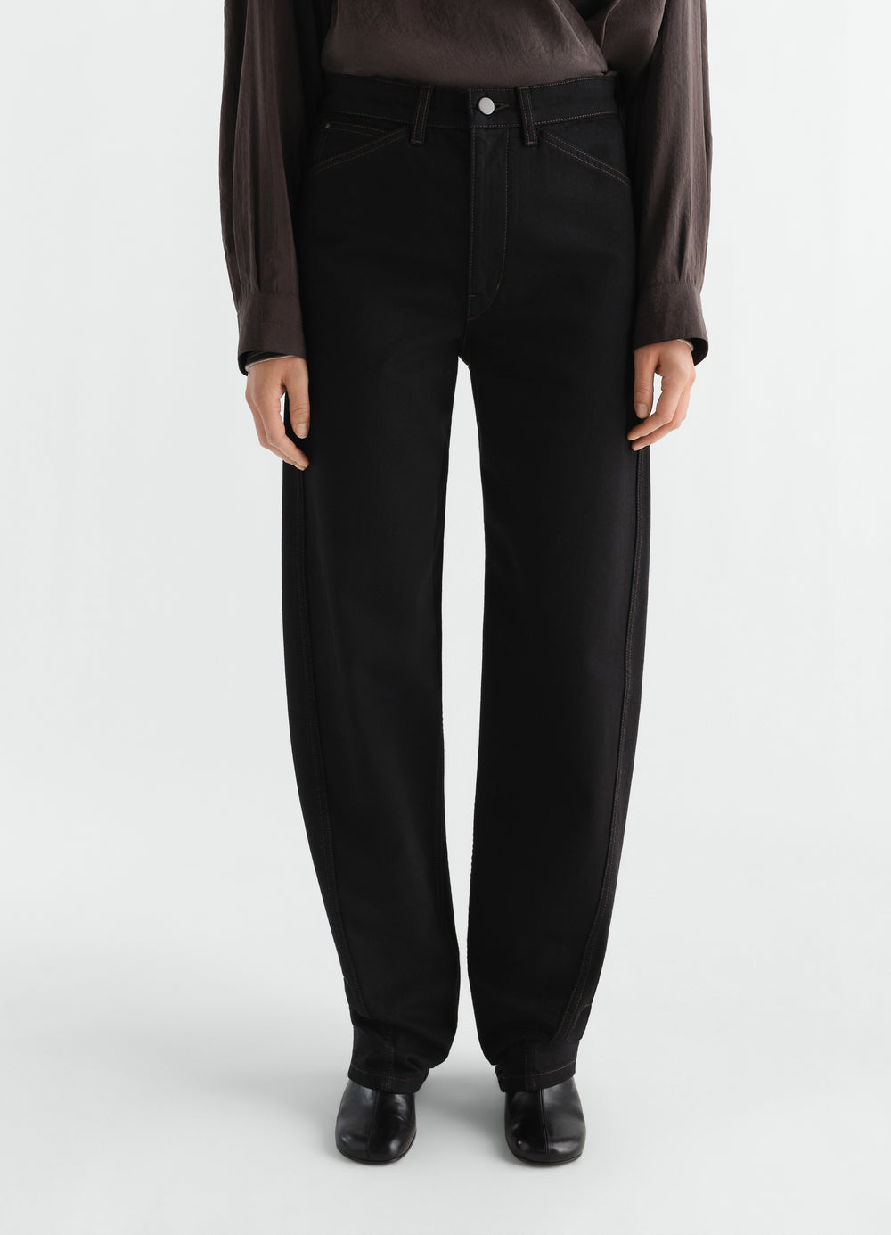 Five pockets twisted black denim pants worn by model front view LEMAIRE