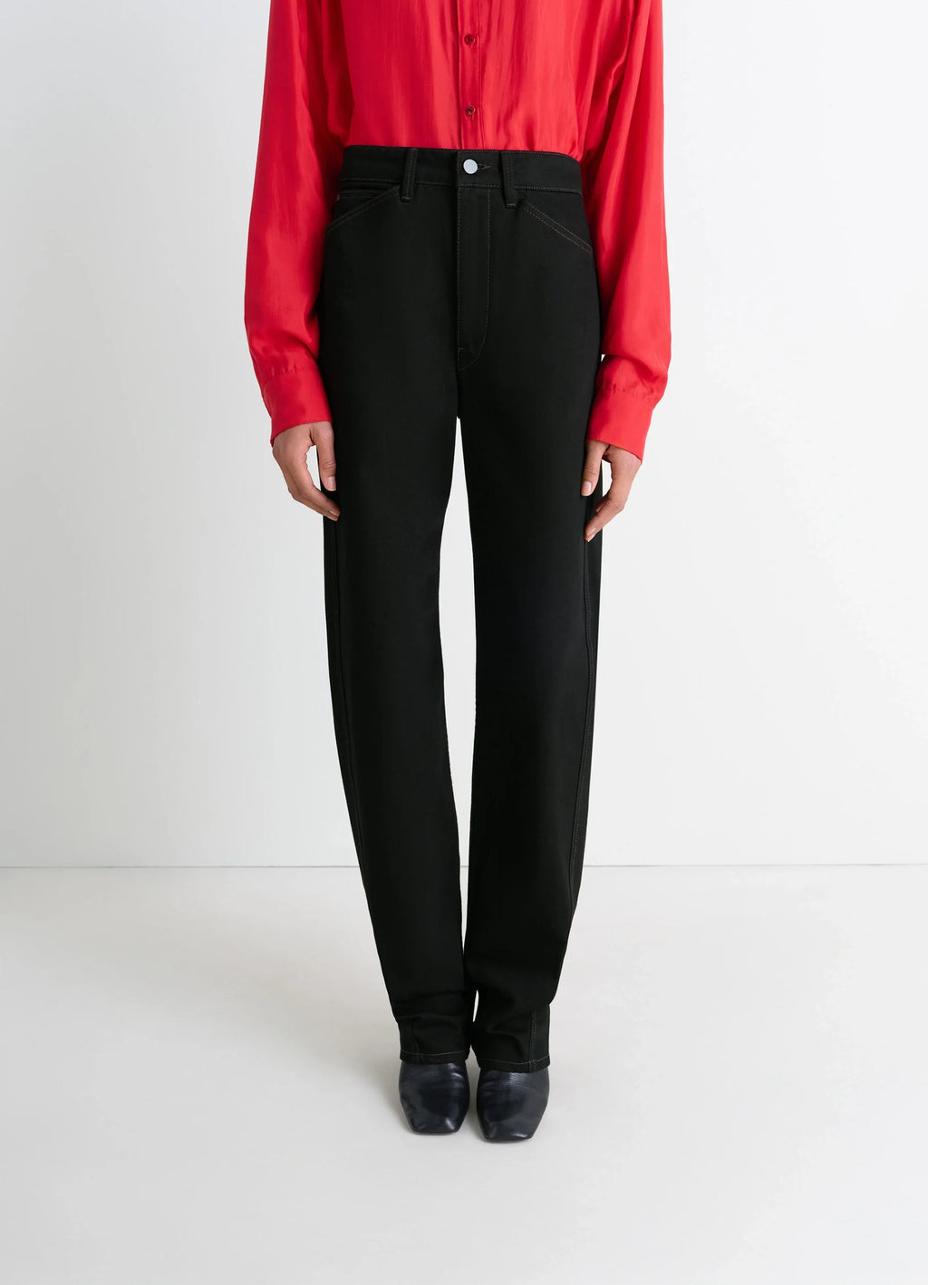Lemaire Five Pockets Twisted Pants in Deep Black Wash Thick Denim, model shot, porte cropped mid-view high waist straight leg