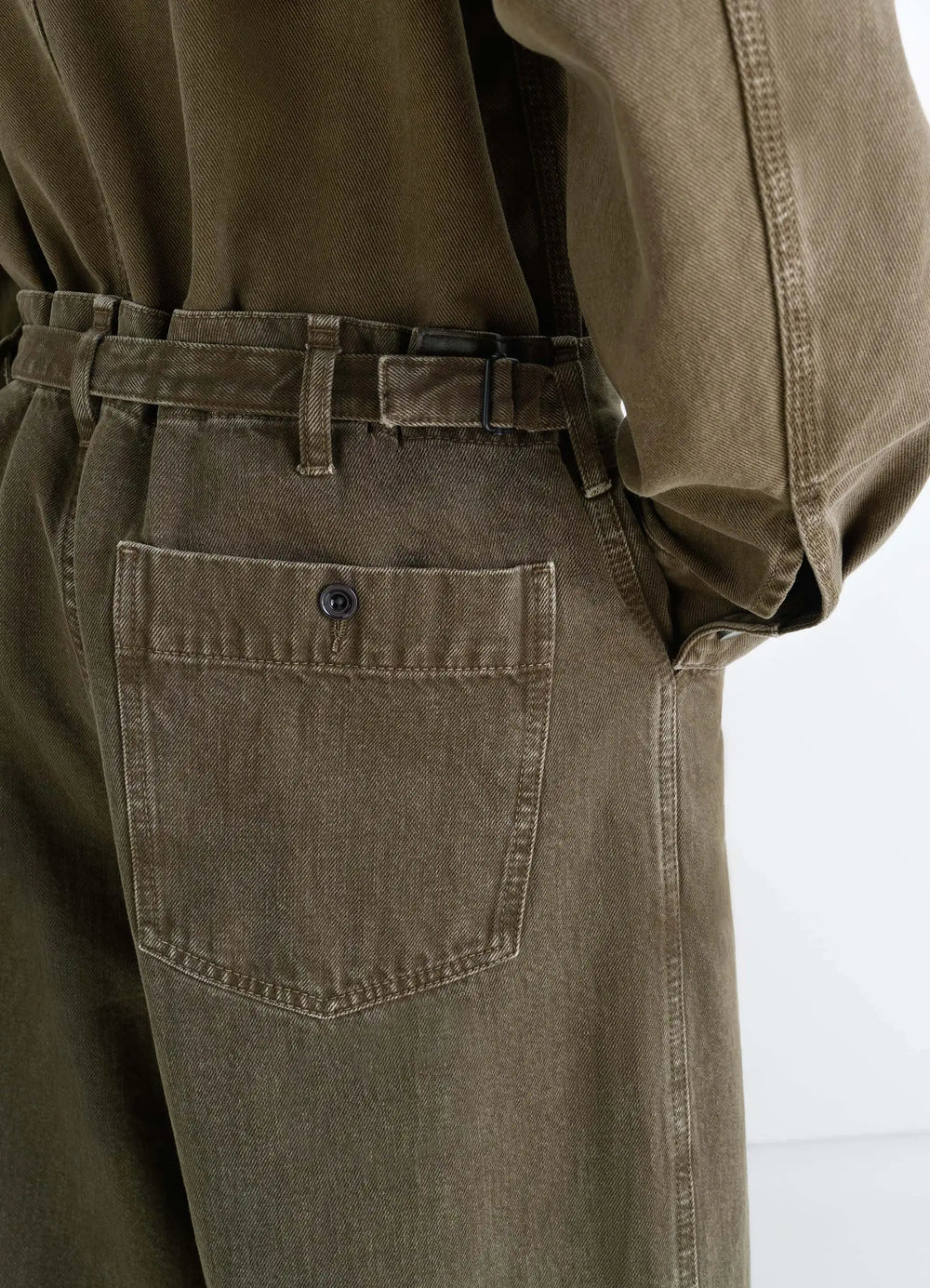Lemaire Maxi Workwear Pants in Heather Garment Dyed Snow, model shot, close-up pocket detail belted waist detail