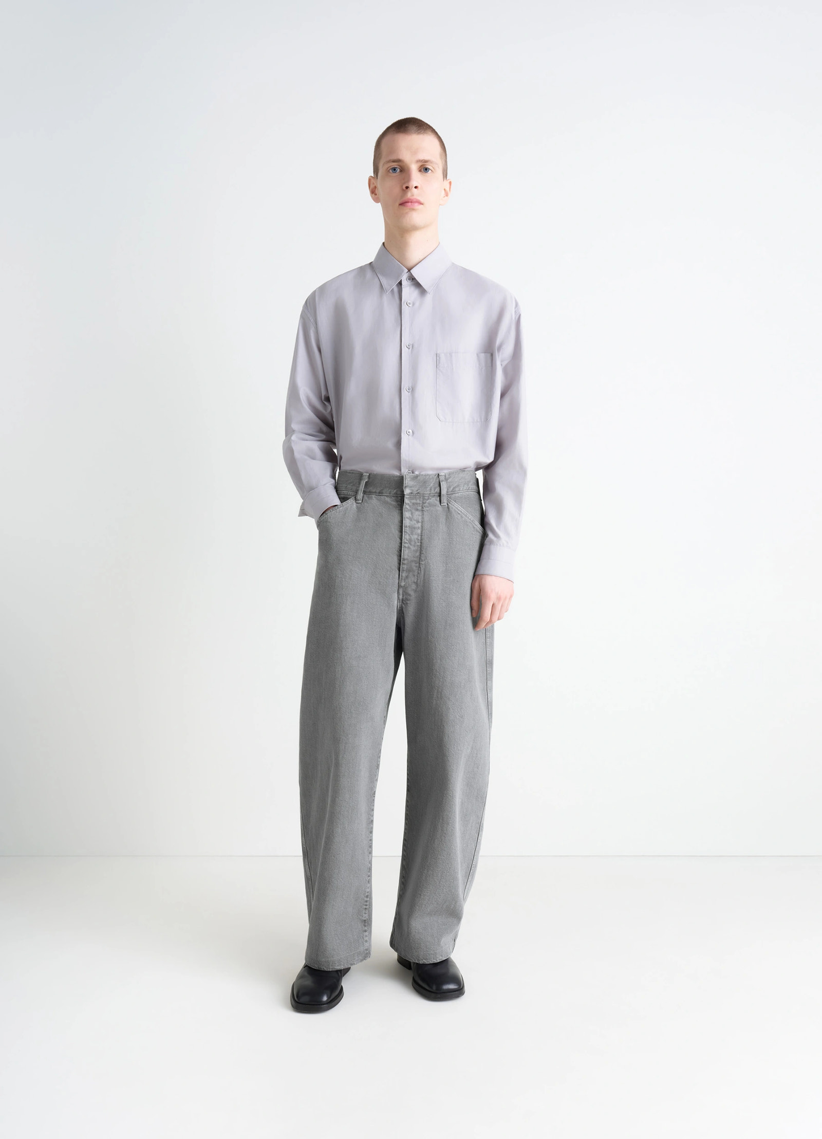 Lemaire maxi workwear pants in heather garment dyed snow heavy den, model shot, front view oversized wide leg